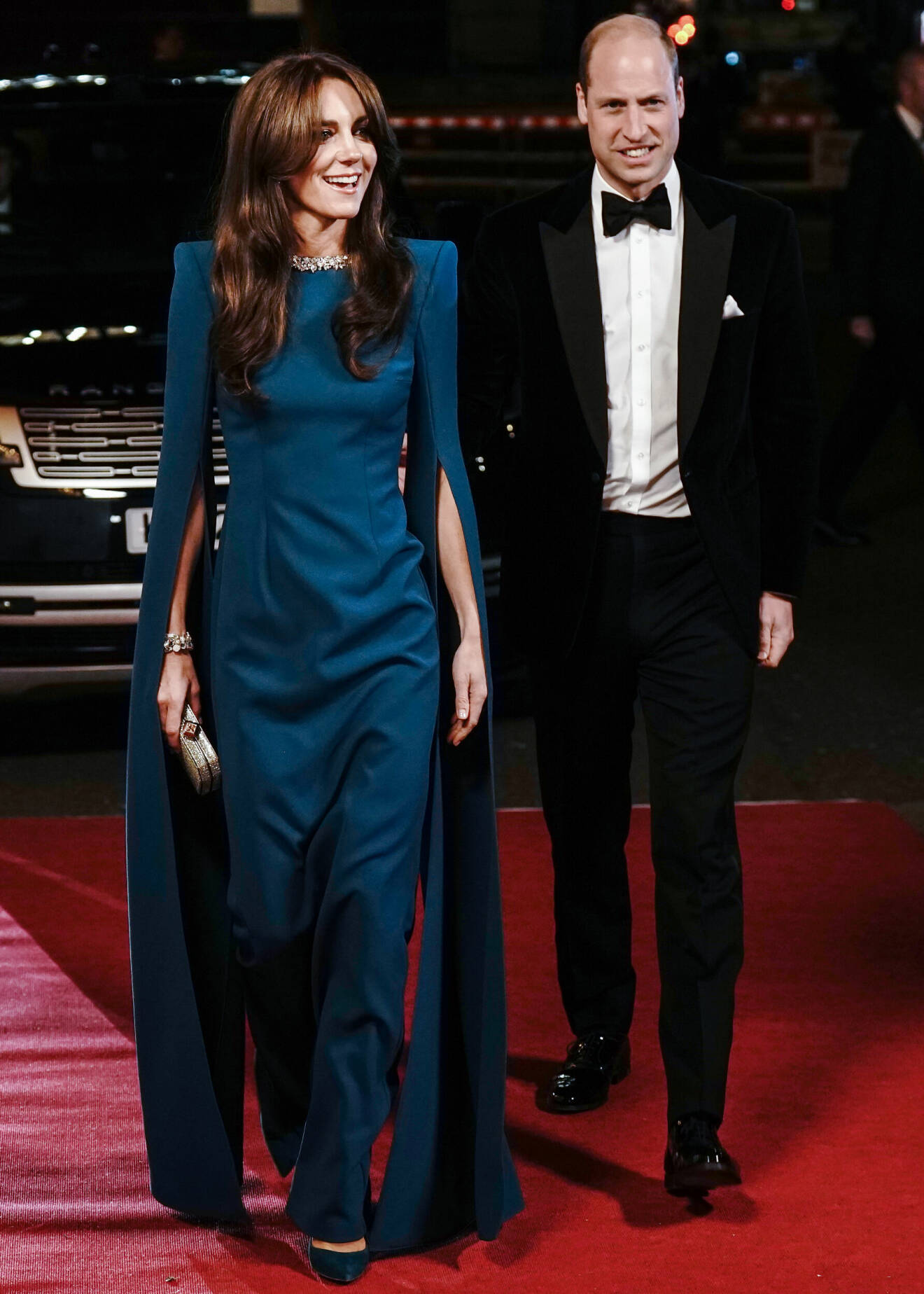 Prinsessan Kate och prins William anländer på en röd matta