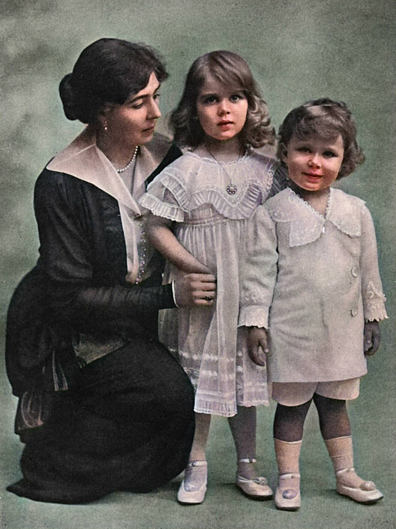 Kronprinsessan Margareta år 1915 med sina barn prinsessan Ingrid och prins Bertil
