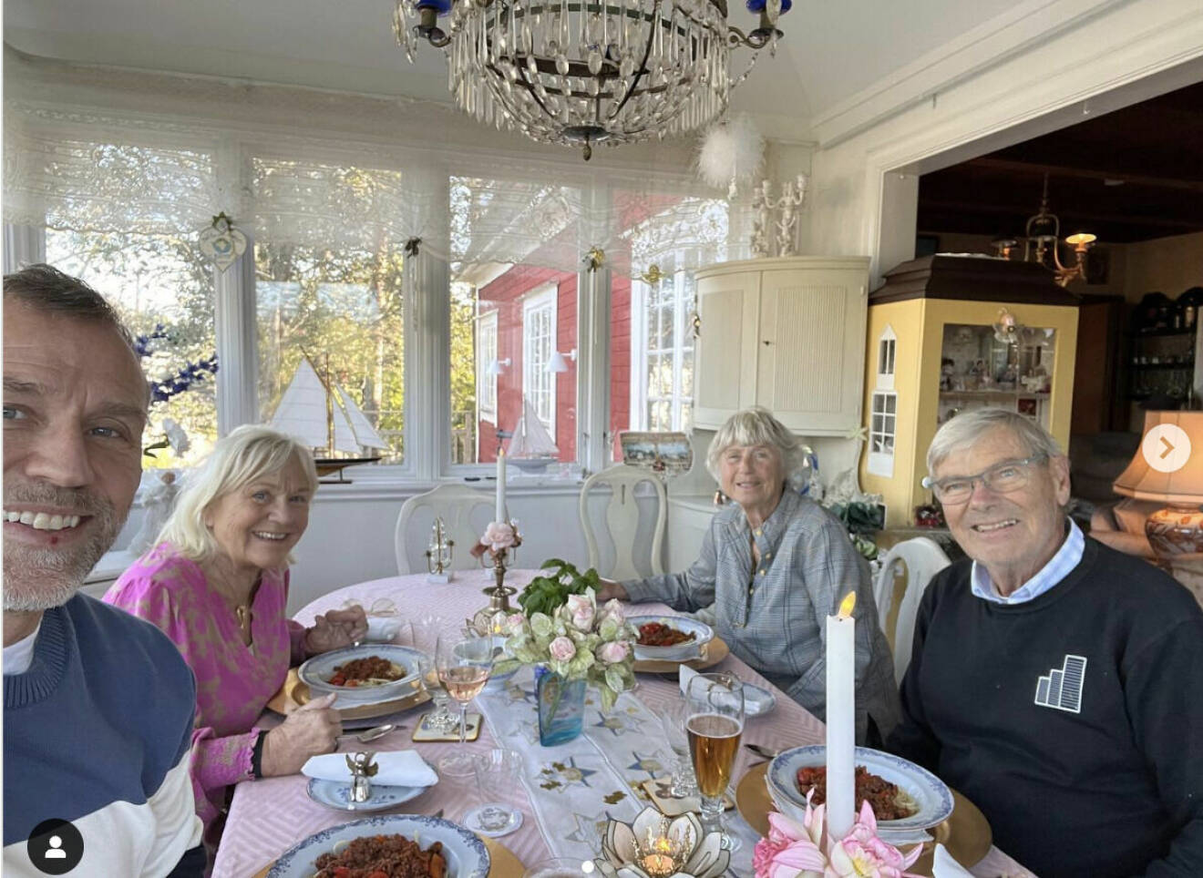 Christian Bauer fotar sina svärföräldrar och sin mamma på en middag