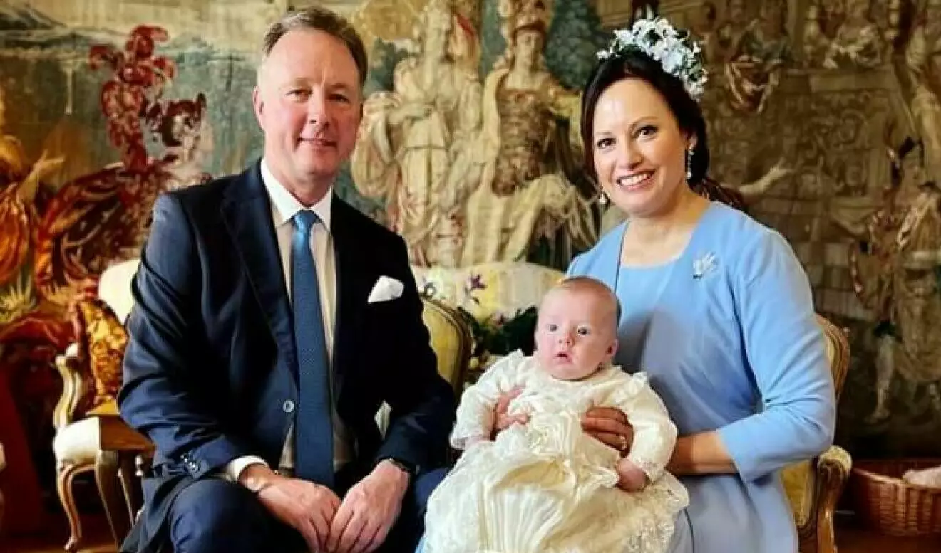 Prins Gustav, prinsessan Carina med bebis prins Gustav i sin famn