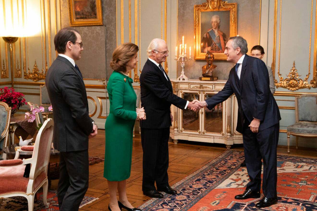 Kungen, drottning Silvia och prins Daniel med Uruguays ambassadör Federico Jose Perazza Scapino vid Diplomatmottagningen på slottet