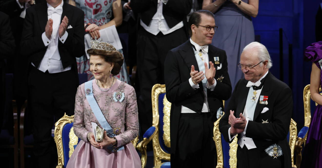 Drottning Silvia, prins Daniel och kung Carl Gustaf på Nobel 2023.