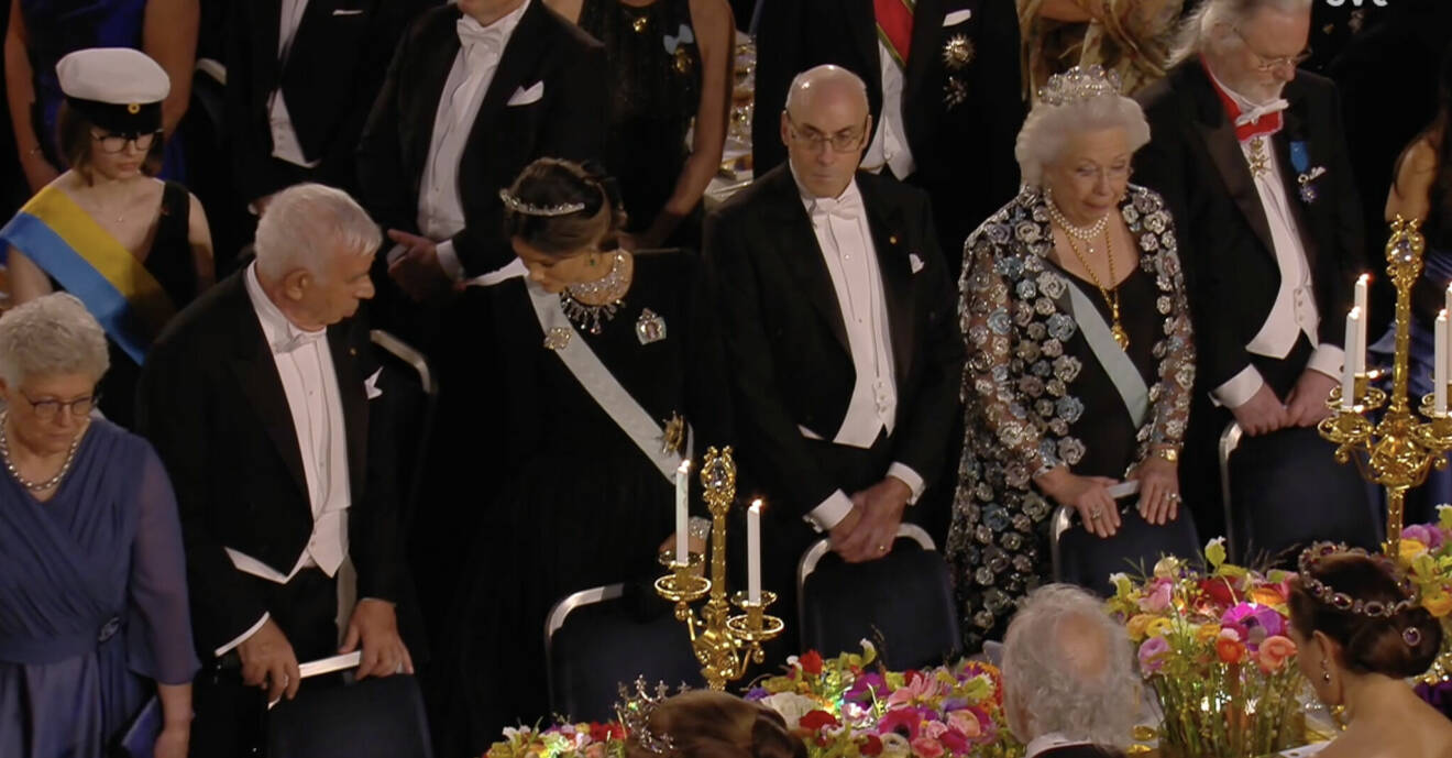 Prinsessan Sofia och prinsessan Christina står vid sina stolar under Nobelmiddagen