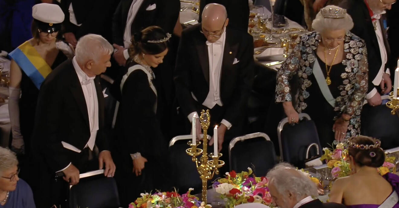 Prinsessan Christina drar ut sin egen stol på Nobelmiddagen