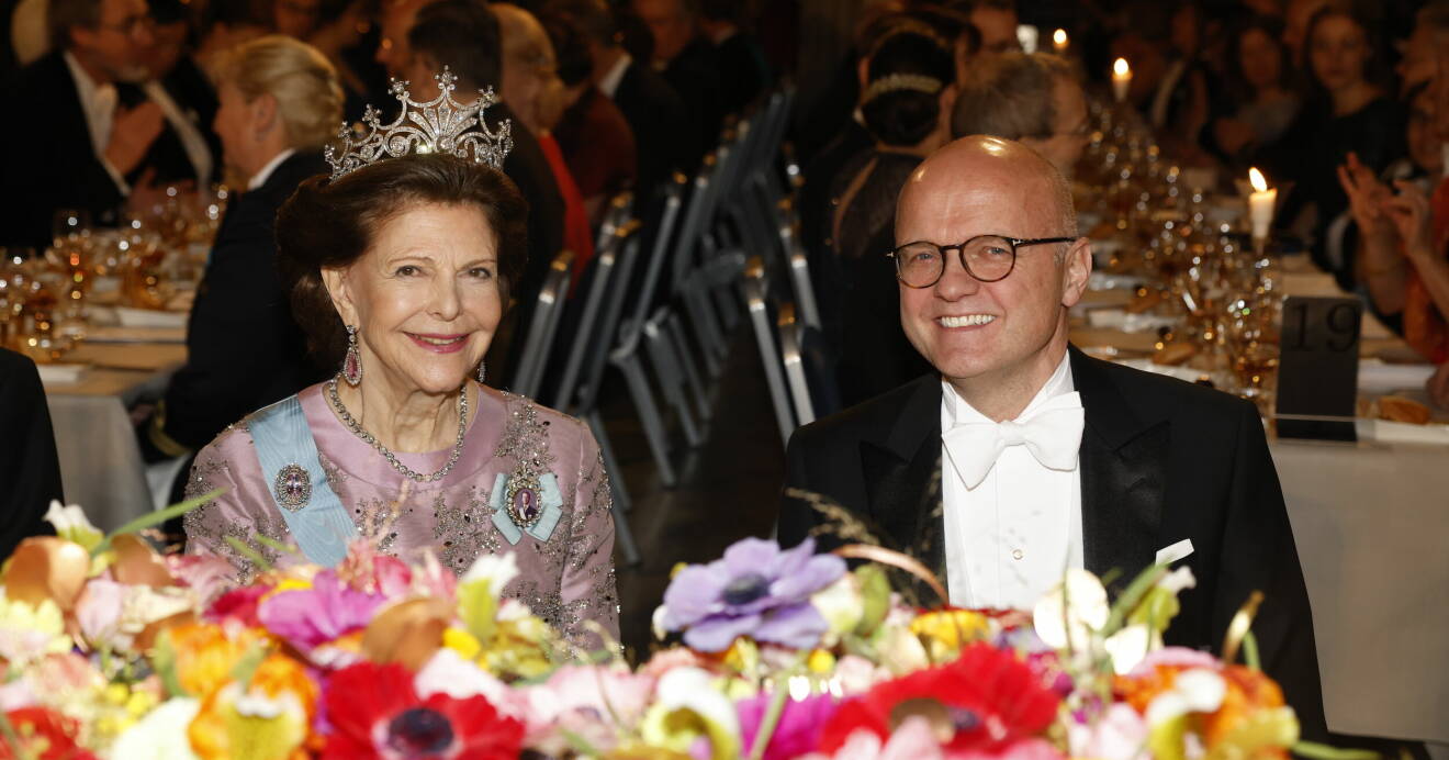 Drottning Silvia ler på Nobelmiddagen