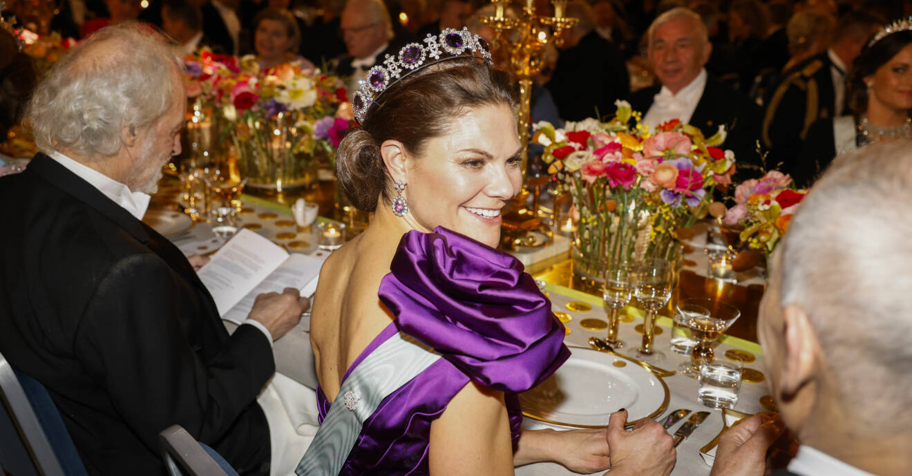 Kronprinsessan Victoria ler på Nobelmiddagen