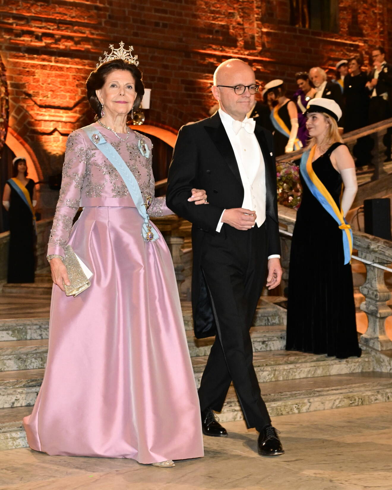 Drottning Silvia anländer till Nobelbanketten 2023