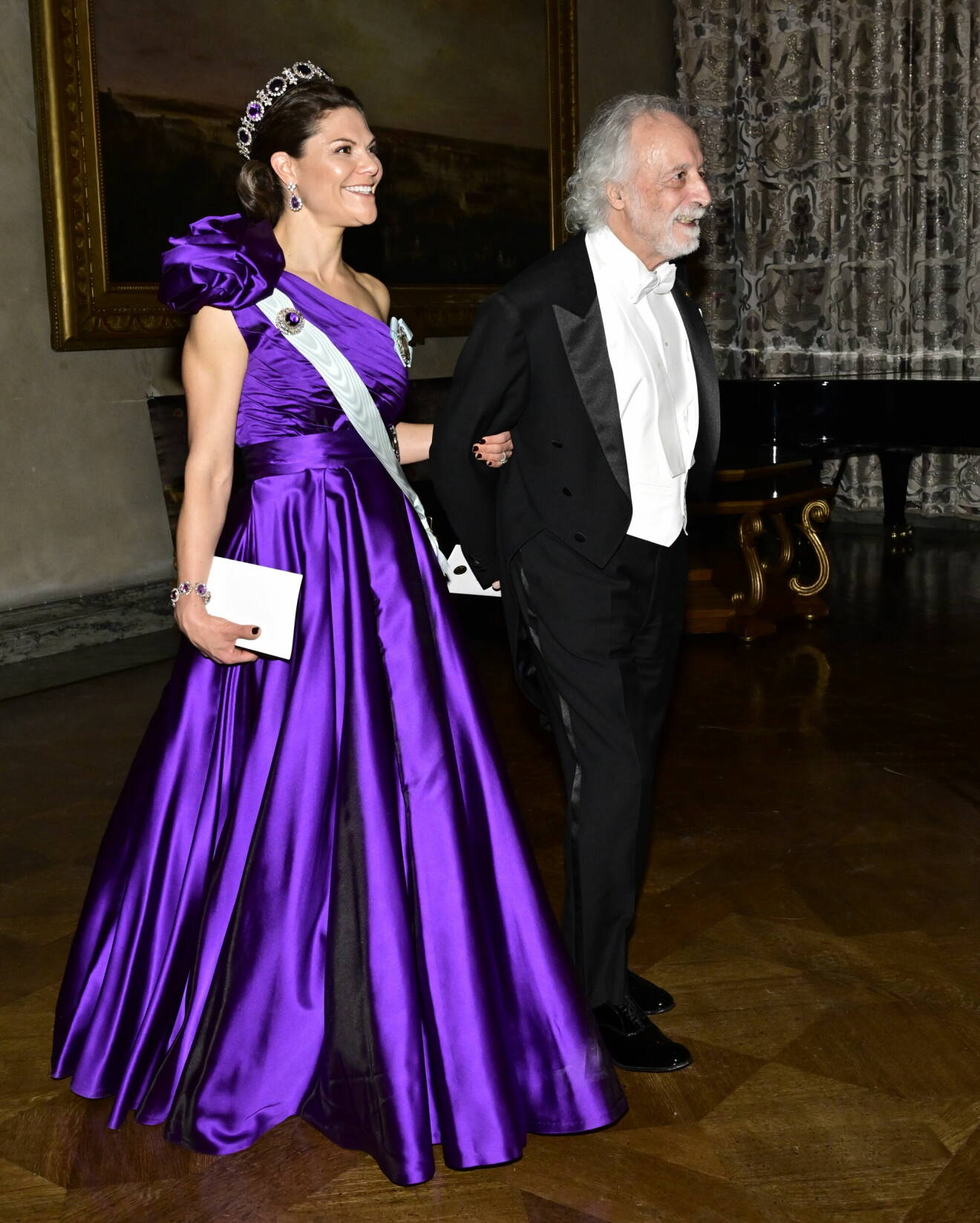 Kronprinsessan Victoria anländer till Nobelbanketten 2022