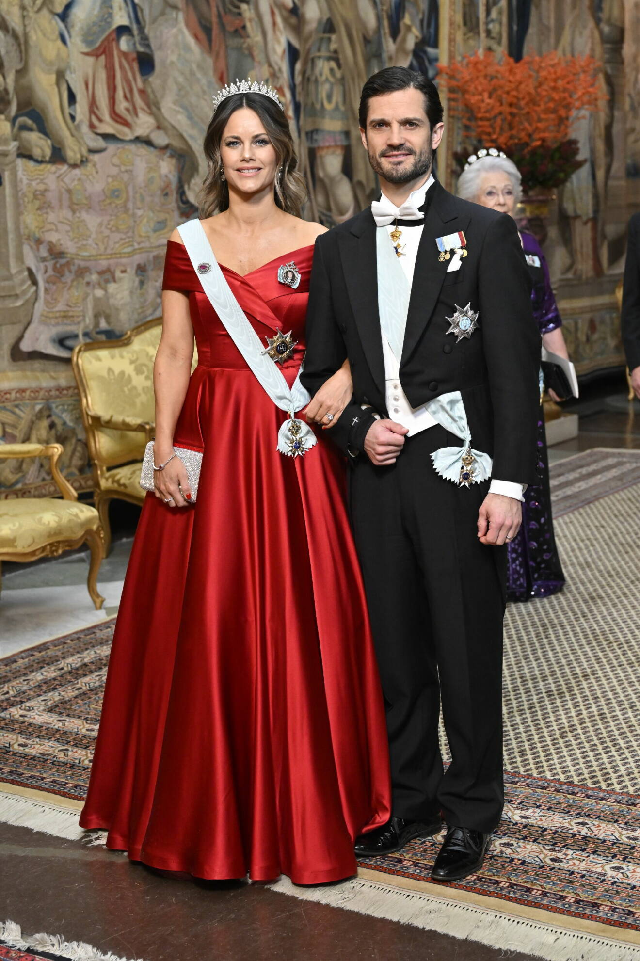 Prinsessan Sofia och prins Carl Philip anländer till kungens middag för Nobelpristagarna på Slottet