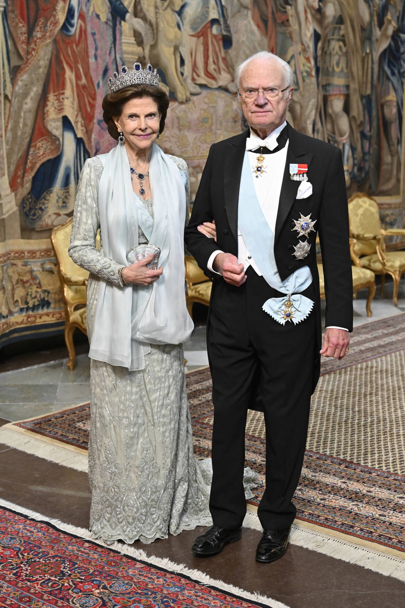 Drottning Silvia och kung Carl Gustav anländer till kungamiddag på slottet 2023