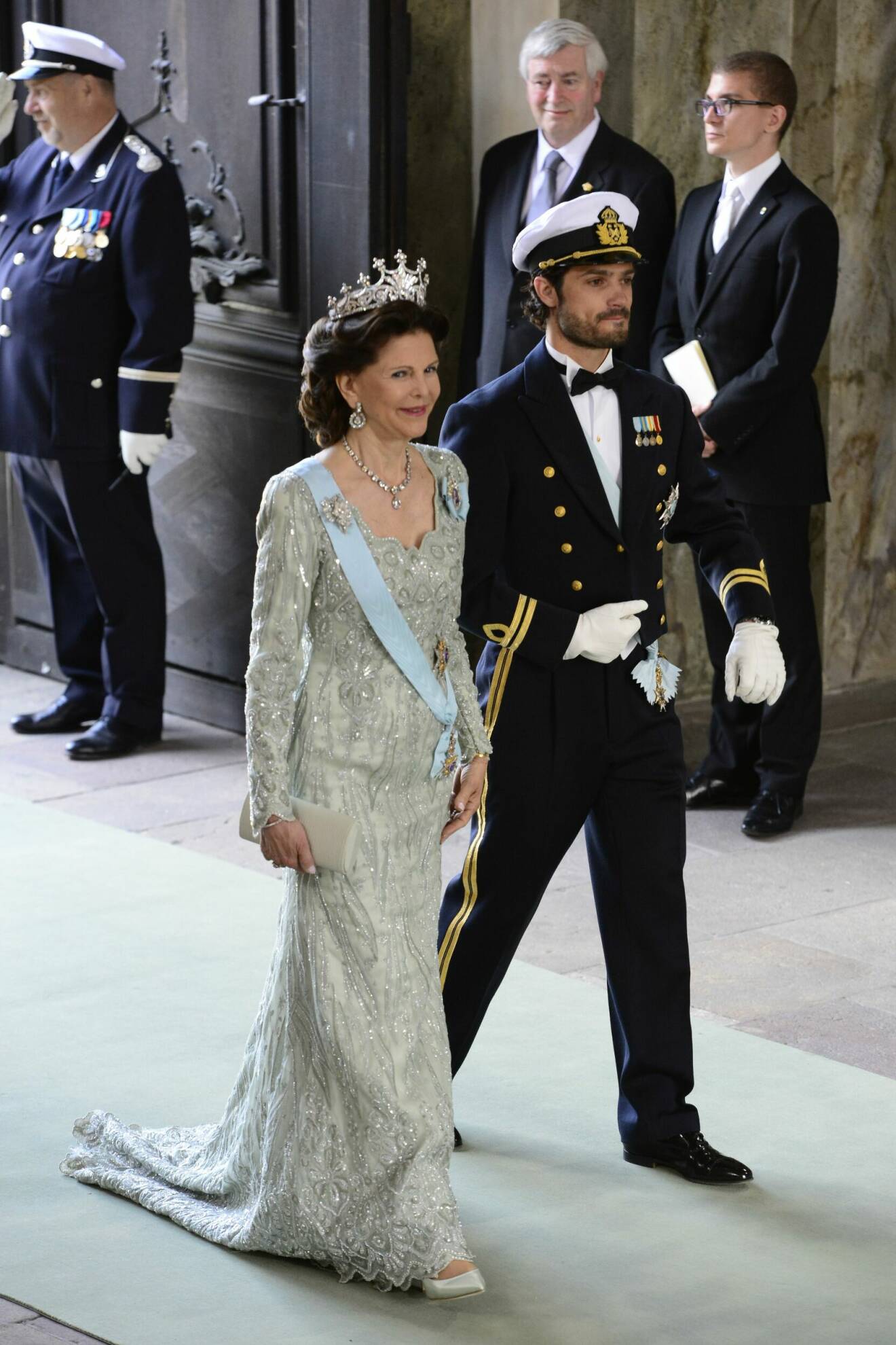Drottning Silvia och prins Carl Philip anländer till prinsessan Madeleines och Chris O'Neills bröllop