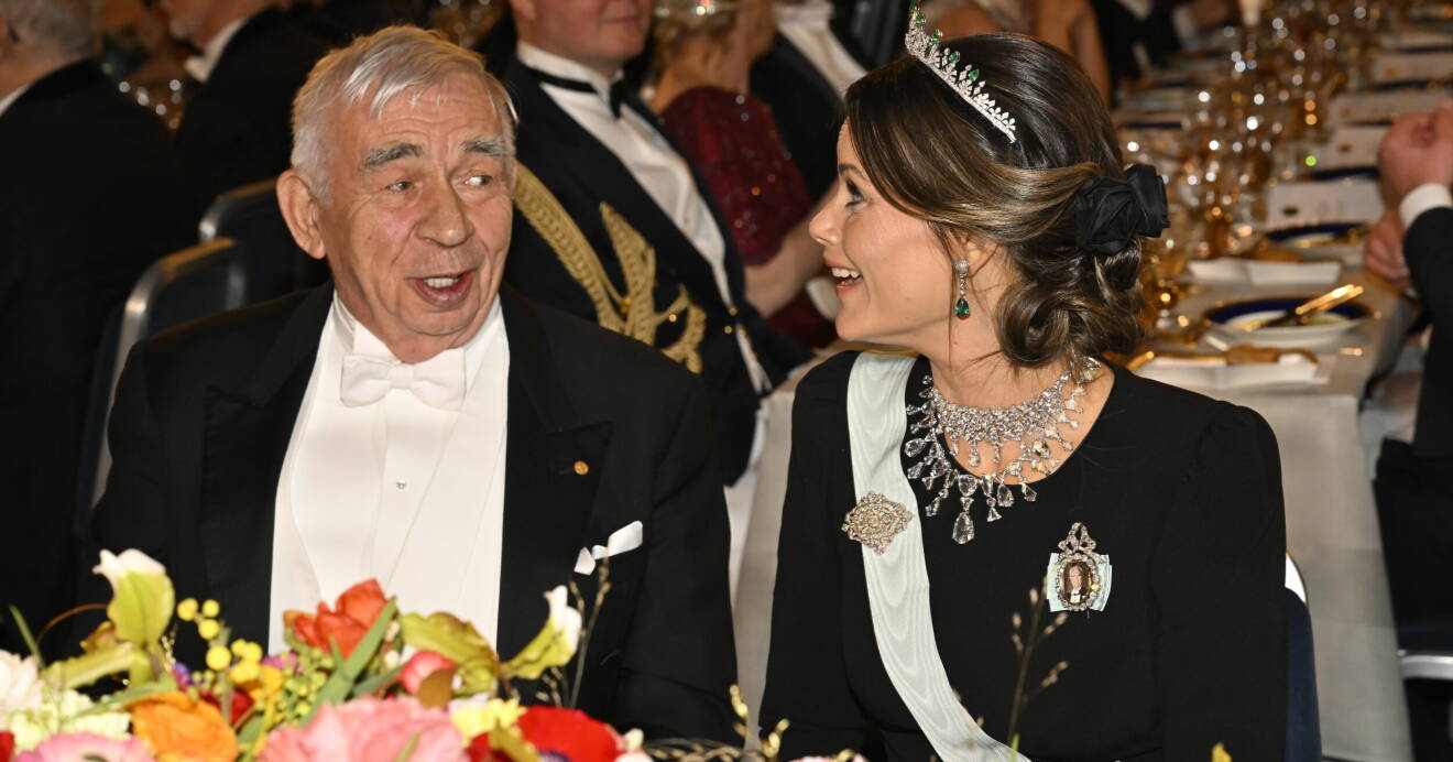 Nobelpristagaren i kemi Aleksej Jekimov ler mot prinsessan Sofia under Nobelbanketten