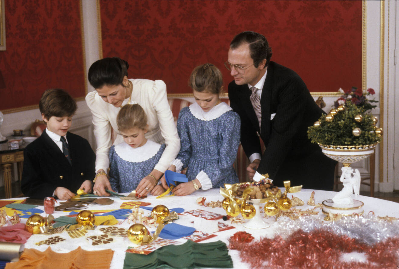 Kung carl XVI Gustaf, drottning Silvia, kronprinsessan Victoria, prins Carl Philip, prinsessan Madeleine Julfotografering 1988 Kungafamiljen