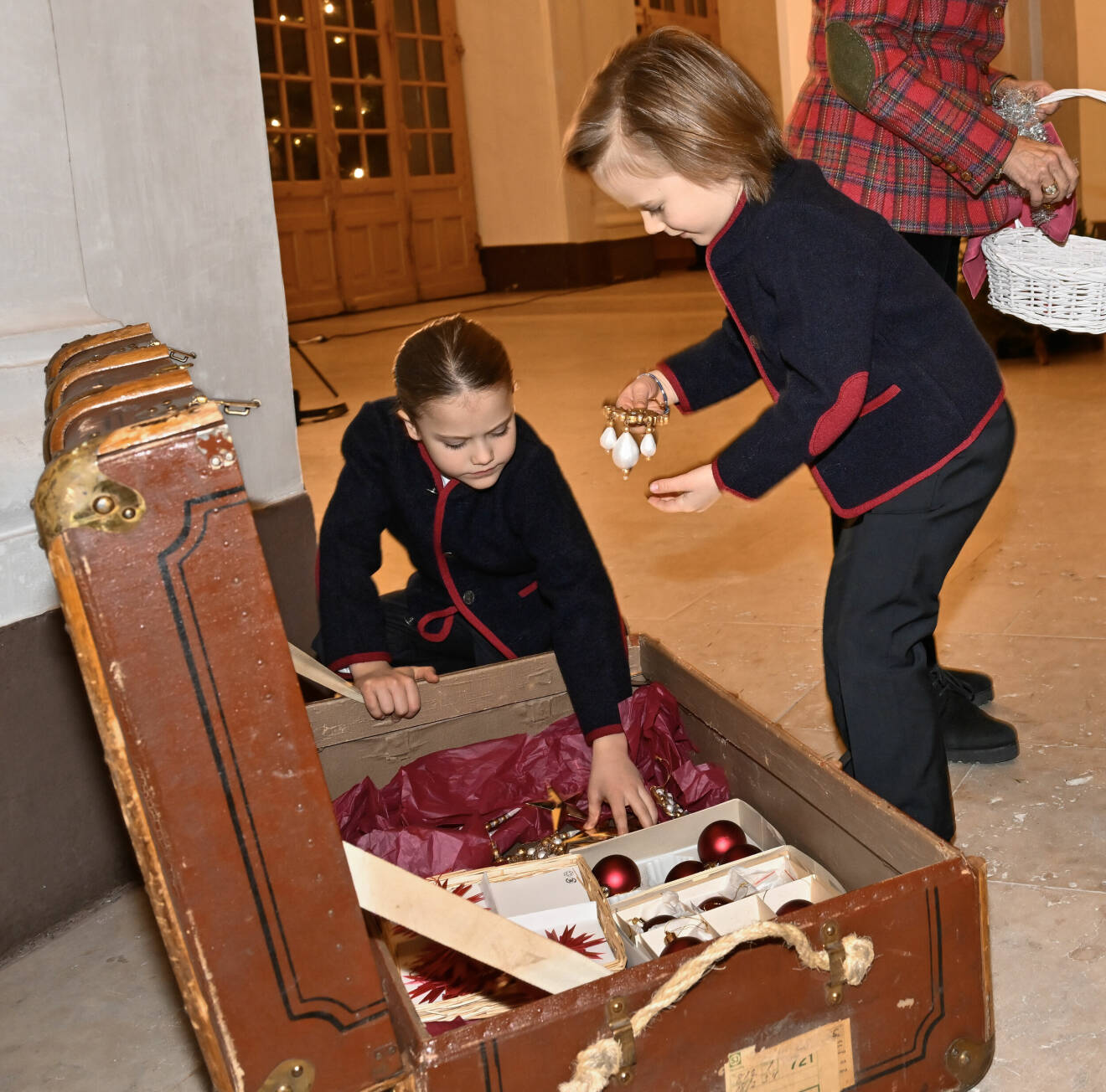 Prins Gabriel och prins Alexander med en koffert med julkulor