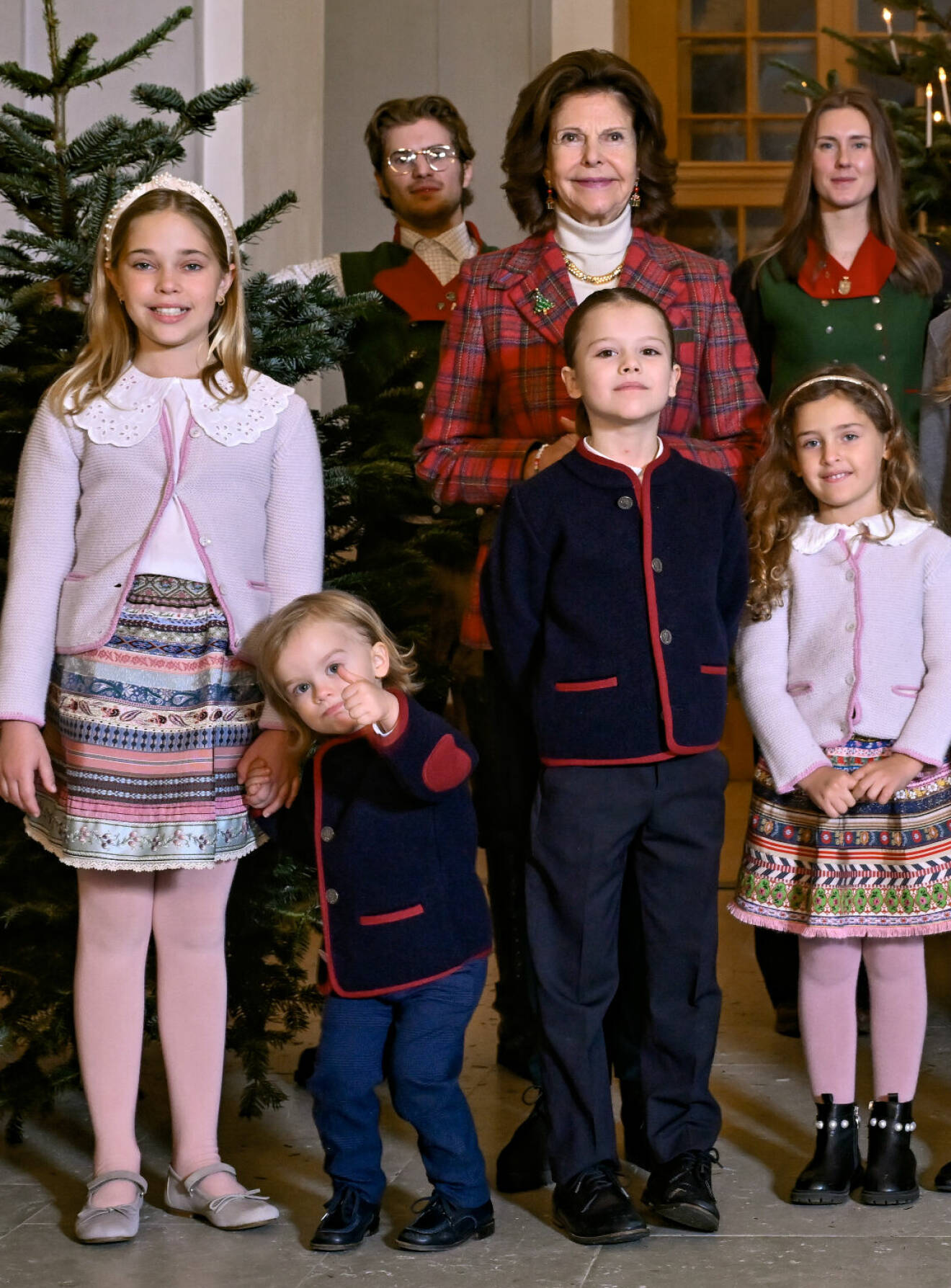 Drottning Silvia med prins Julian, prinsessan Leonore, prins Alexander och prinsessan Adrienne. Samt studenterna från Skogshögskolan i Umeå