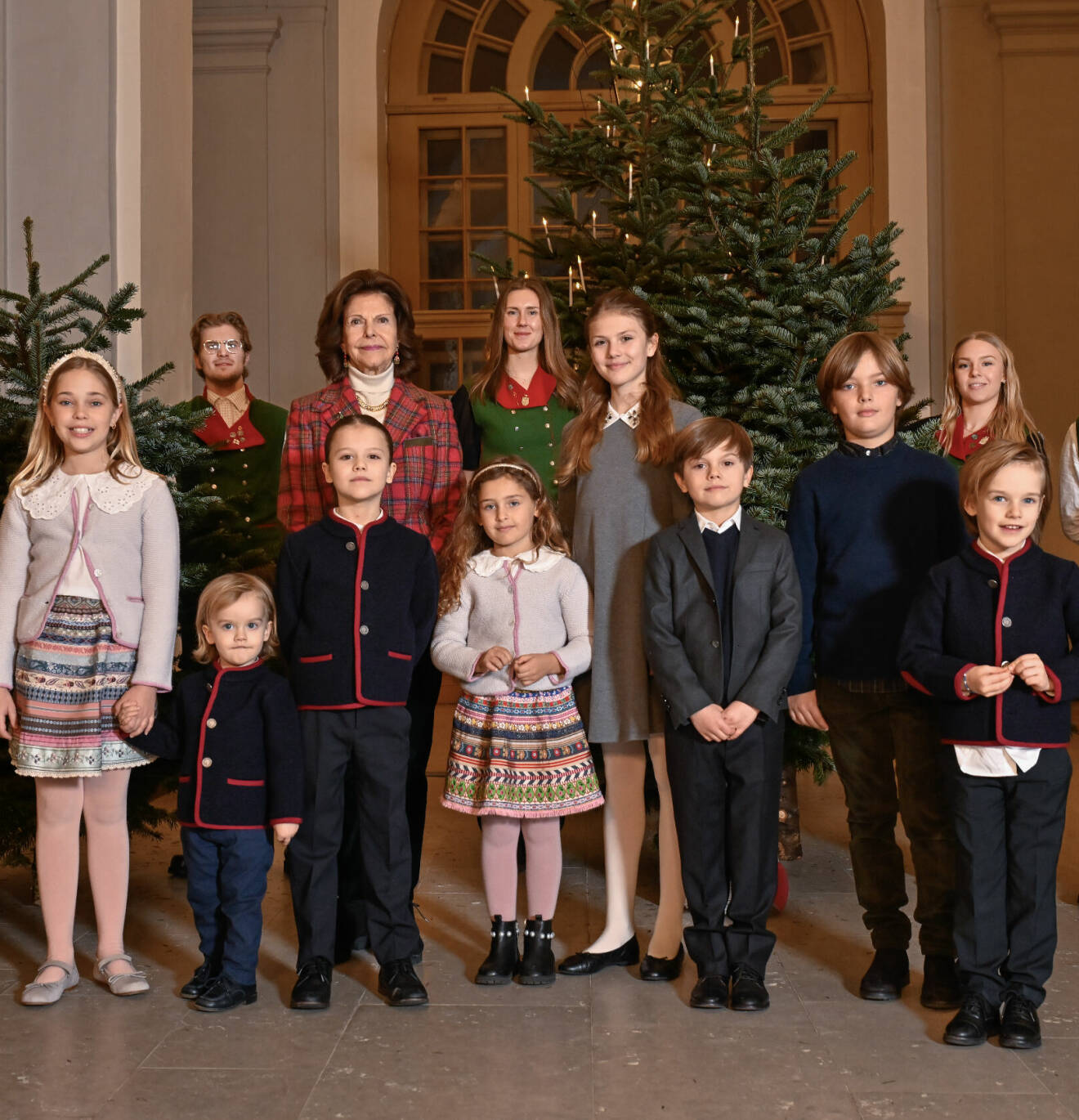 Drottning Silvia med sina åtta barnbarn – tar emot granarna på slottet 2023
