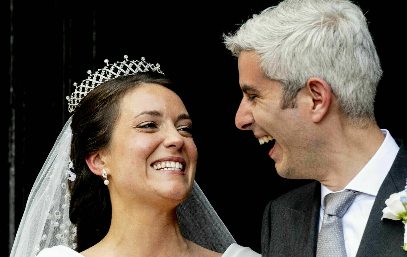 Prinsessan Alexandra och Nicolas Bagory ler mot varandra på sin bröllopsdag