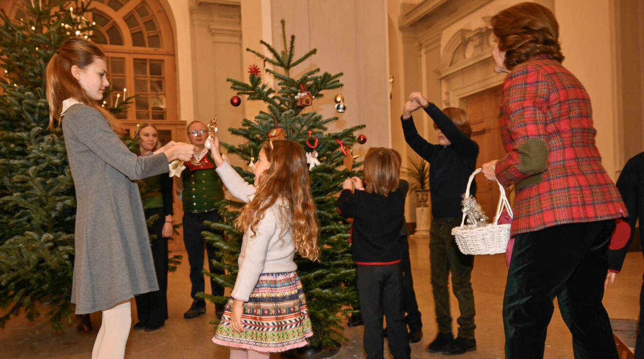 Drottning Silvia pyntar en julgran med sina barnbarn