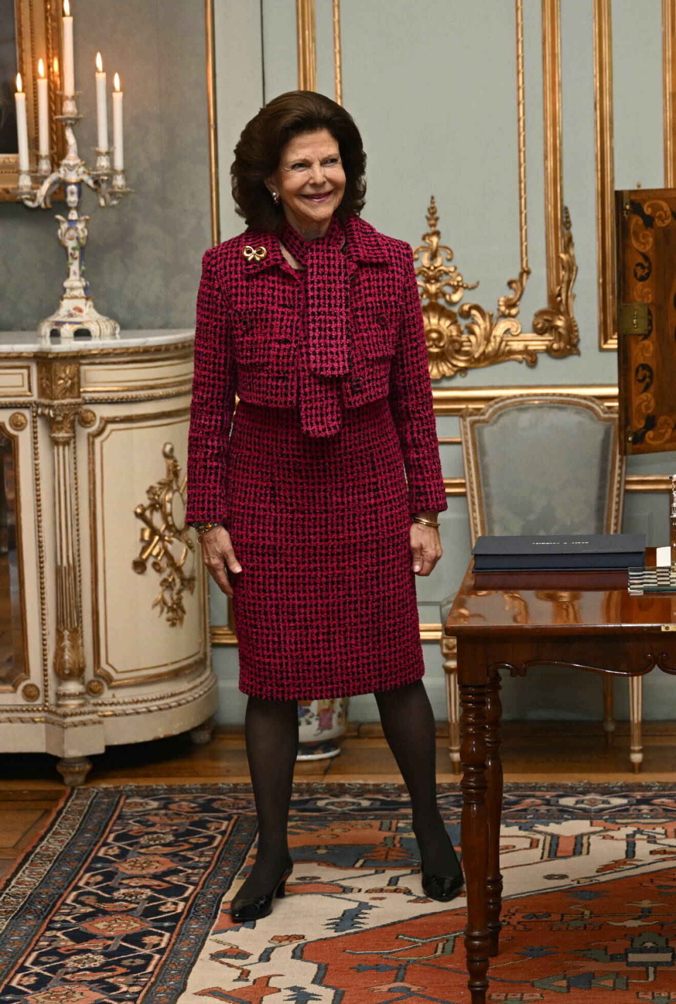 Drottning Silvia i röd eller cerise tvådelad dräkt med klänning och jacka från Chanel