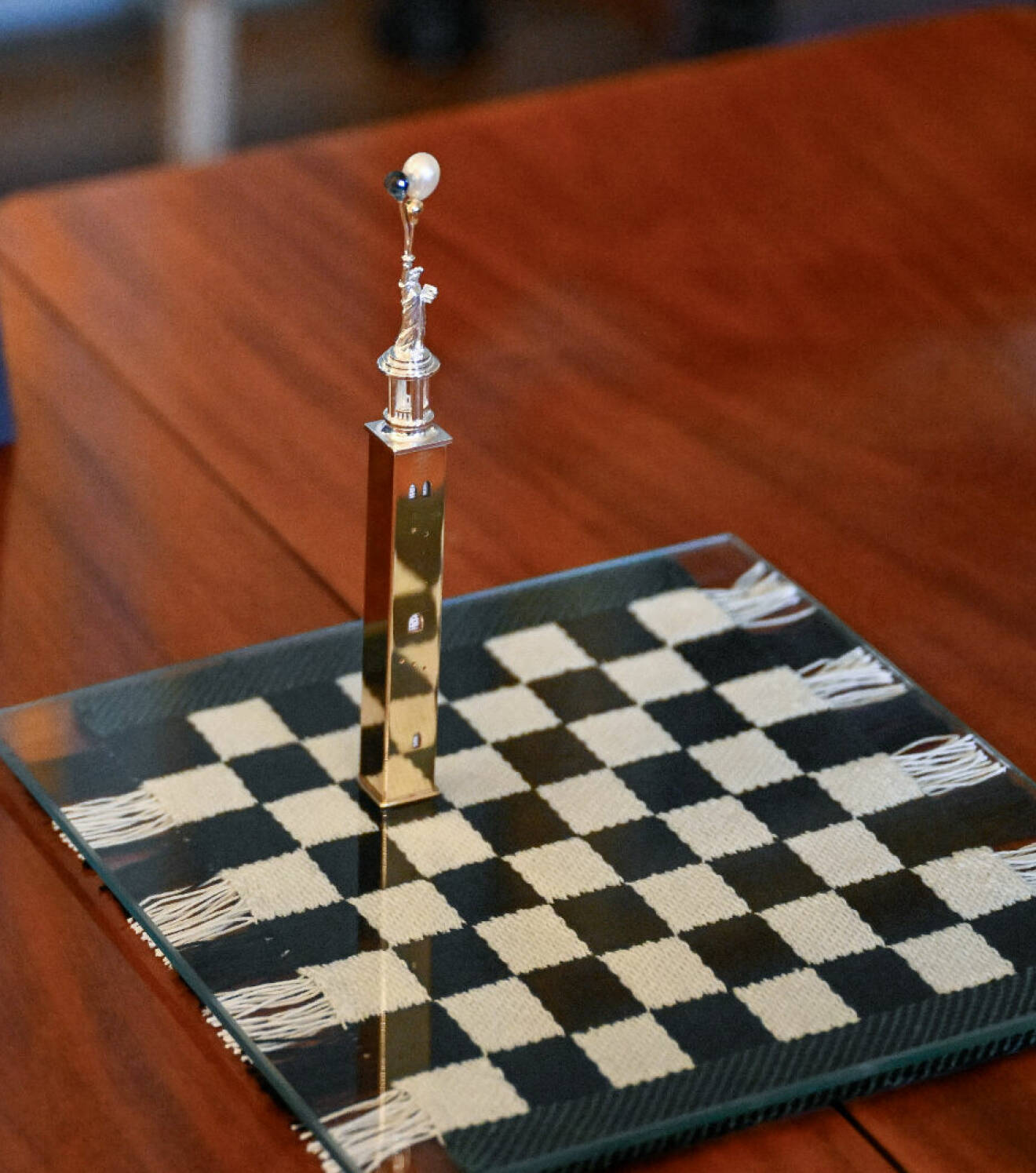 Drottningens 80-årsgåva från riksdag och regering: Ädelsmeden och konstnären Aviva Scheimans verk Queen’s Gambit – ett bordsmycke med en silverpjäs samt en tillhörande schackväv skapad av Åsa Pärson