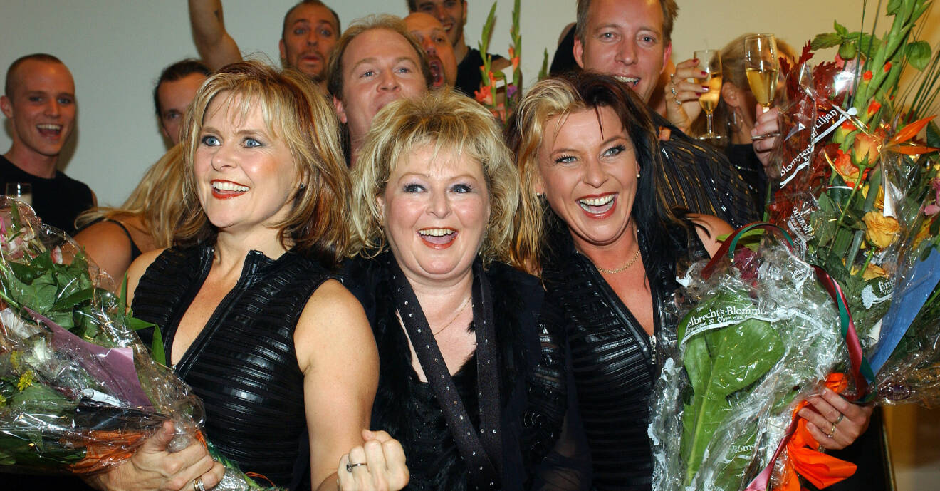 Elisabeth Andreassen, Kikki Danielsson och Lotta Engberg ler med buketter i handen