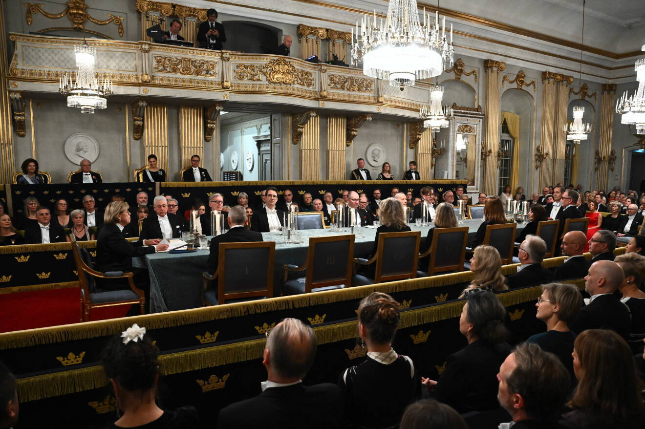 Kungafamiljen och akademiledamöterna under Svenska Akademiens högtidssammankomst 2023