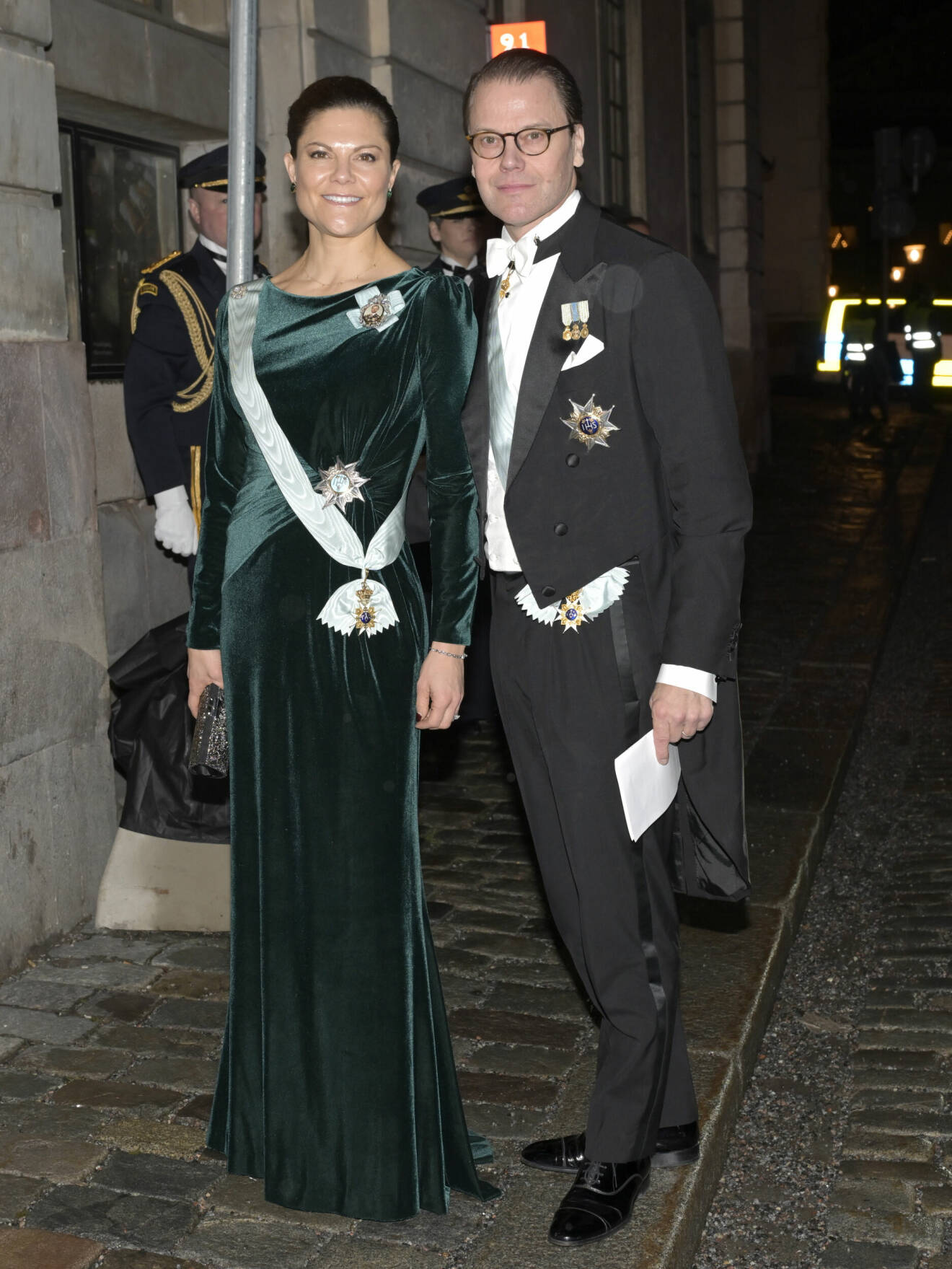 Kronprinsessan Victoria i grön sammetsklänning från Camilla Thulin vid firandet av Svenska Akademien 2023
