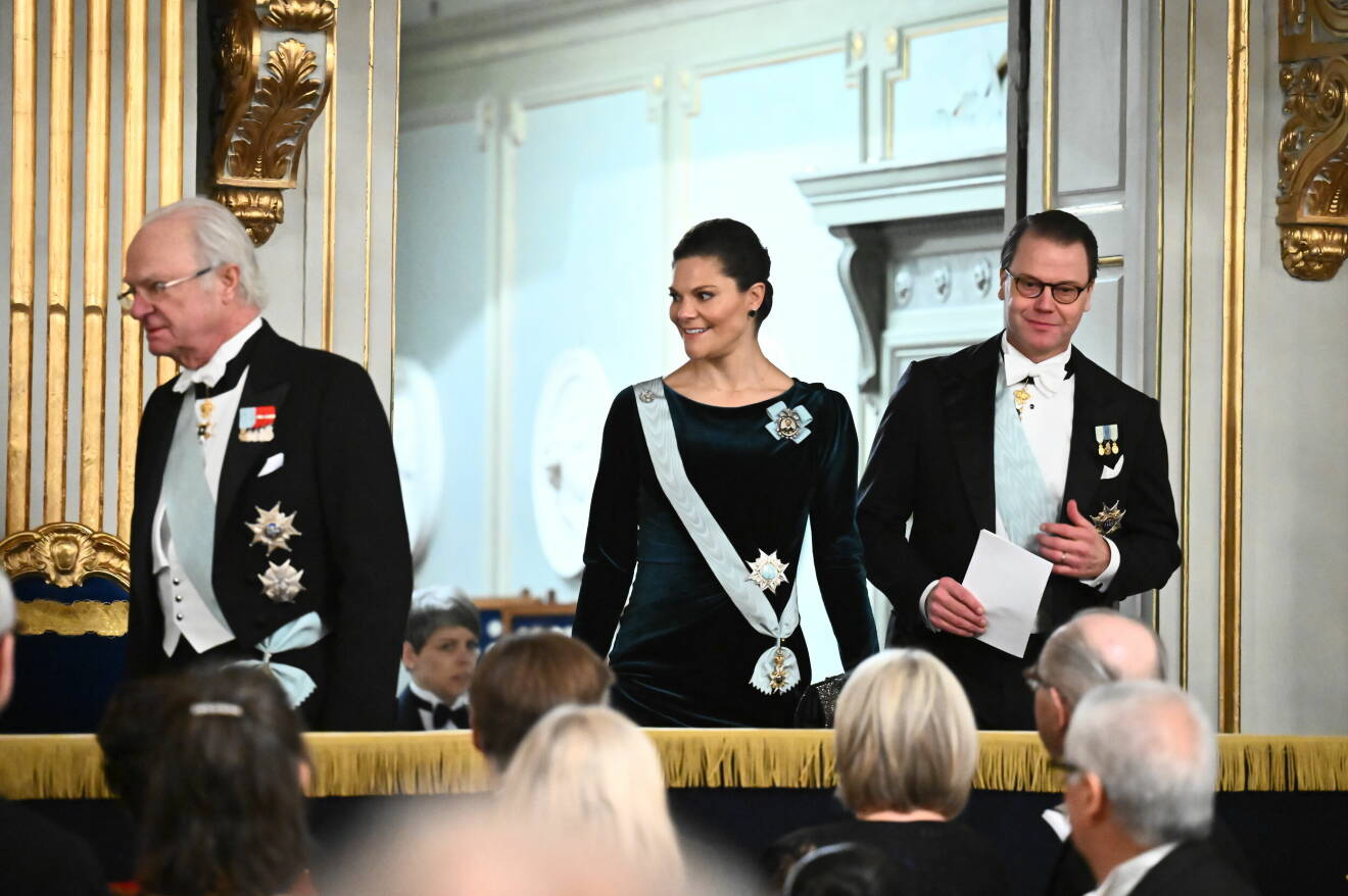 Kungen, kronprinsessan Victoria och prins Daniel vid Svenska Akademiens högtidssammankomst 2023