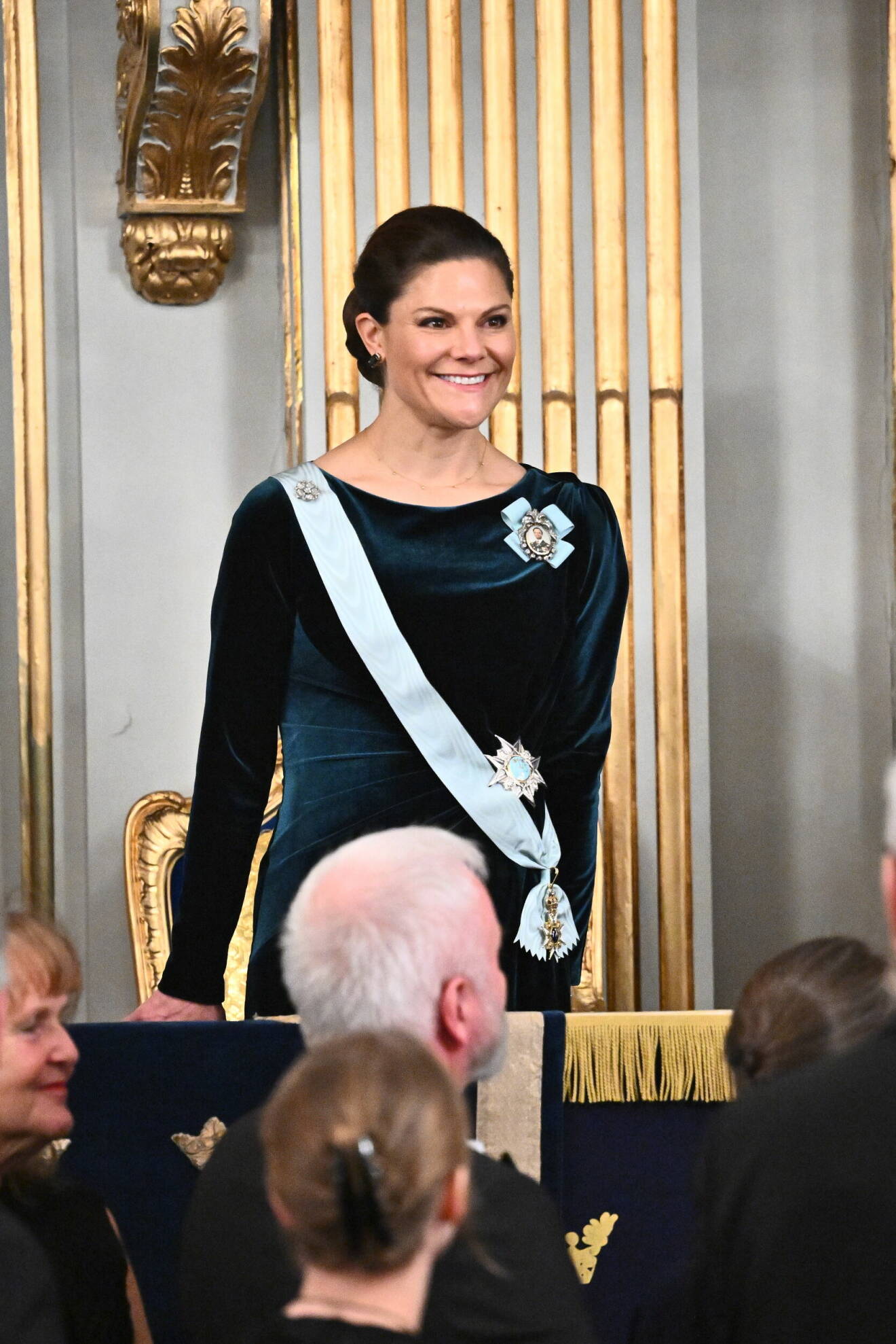 Kronprinsessan Victoria på Svenska Akademiens högtidssammankomst 2023 i grön klänning från Camilla Thulin