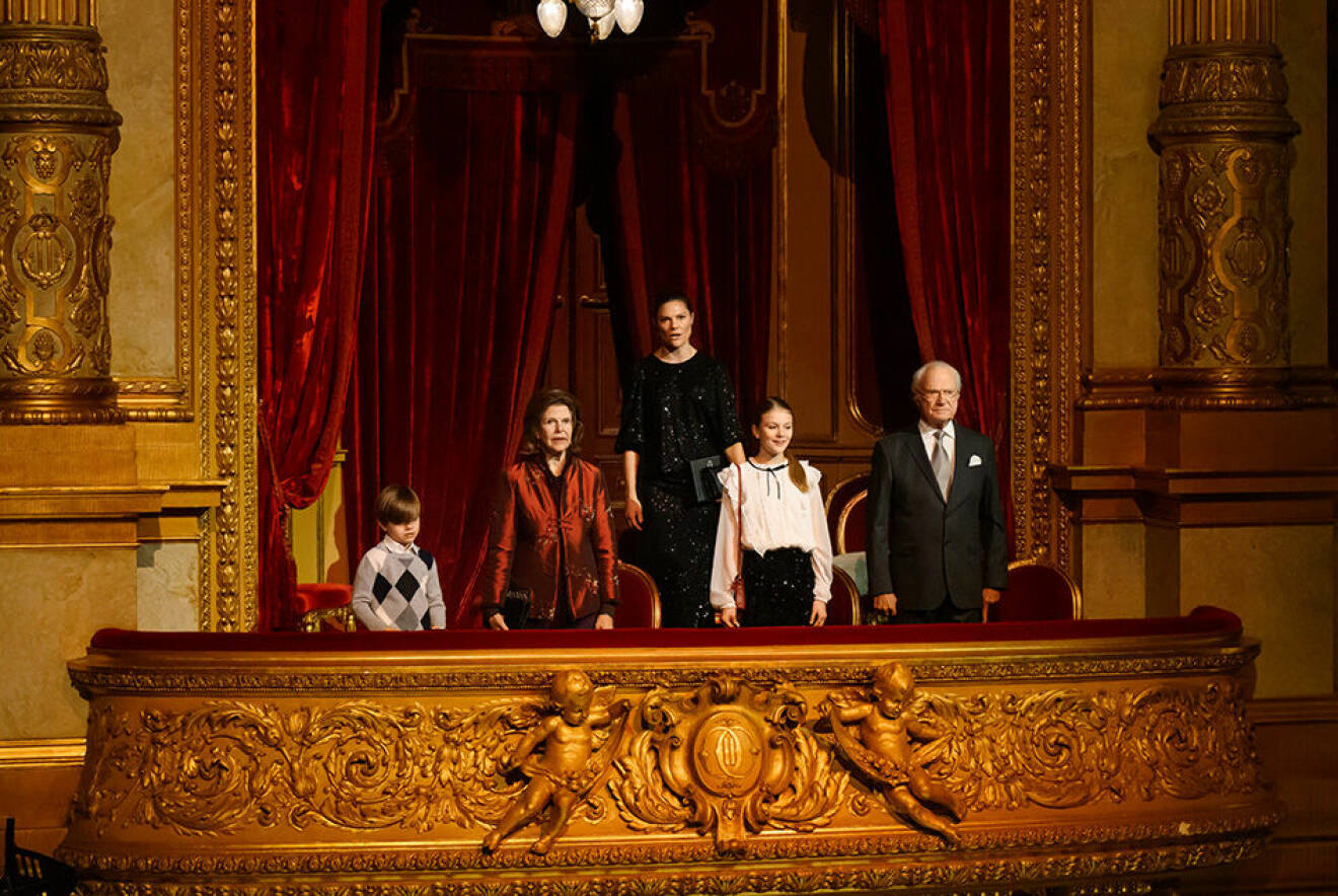 Kungen, drottningen, kronprinsessan, prinsessan Estelle och prins Oscar på balkongen på Kungliga Operan, som ska titta på Nötknäpparen