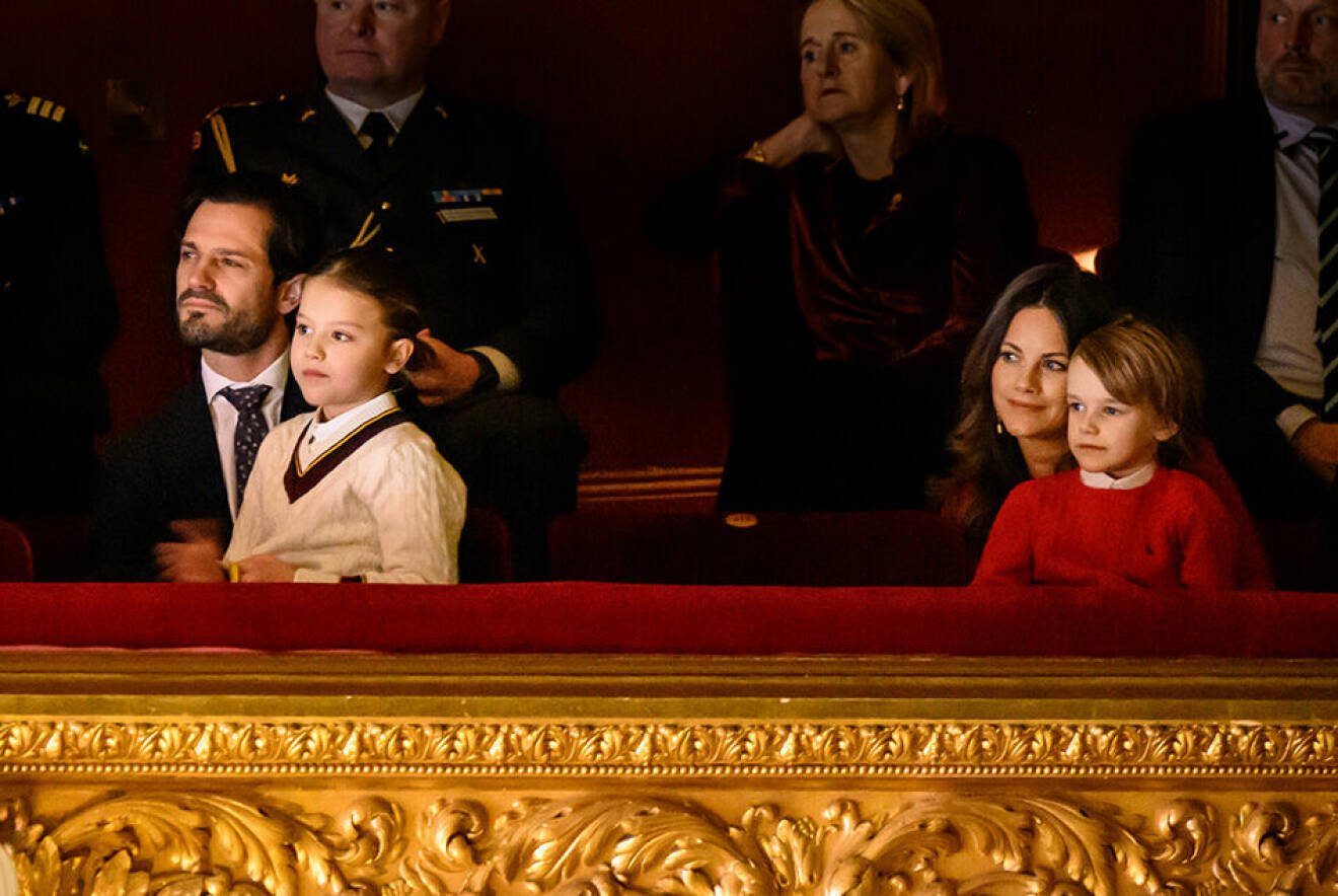 Prins Carl Philip med prins Alexander i knät, och prinsessan Sofia med prins Gabriel i knät på Kungliga Operan