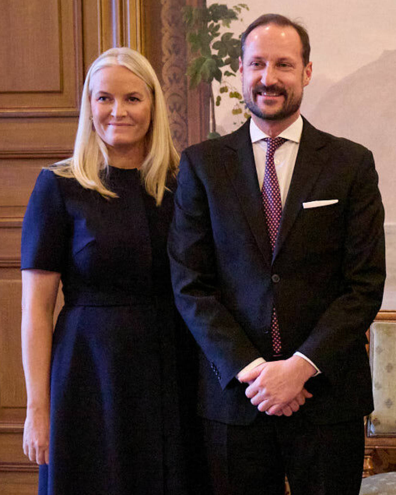 Kronprinsessan Mette-Marit med kronprins Haakon innan hon fick covid 2023