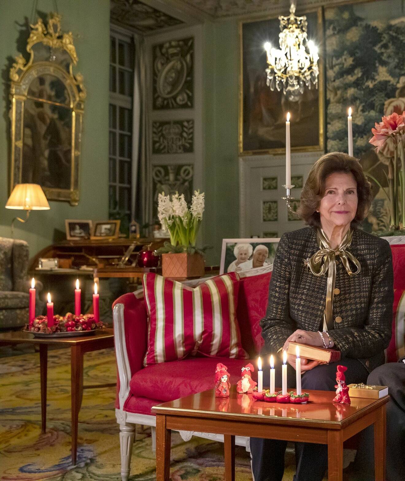 Drottning Silvia i sitt vardagsrum Stensalen på Drottningholms slott