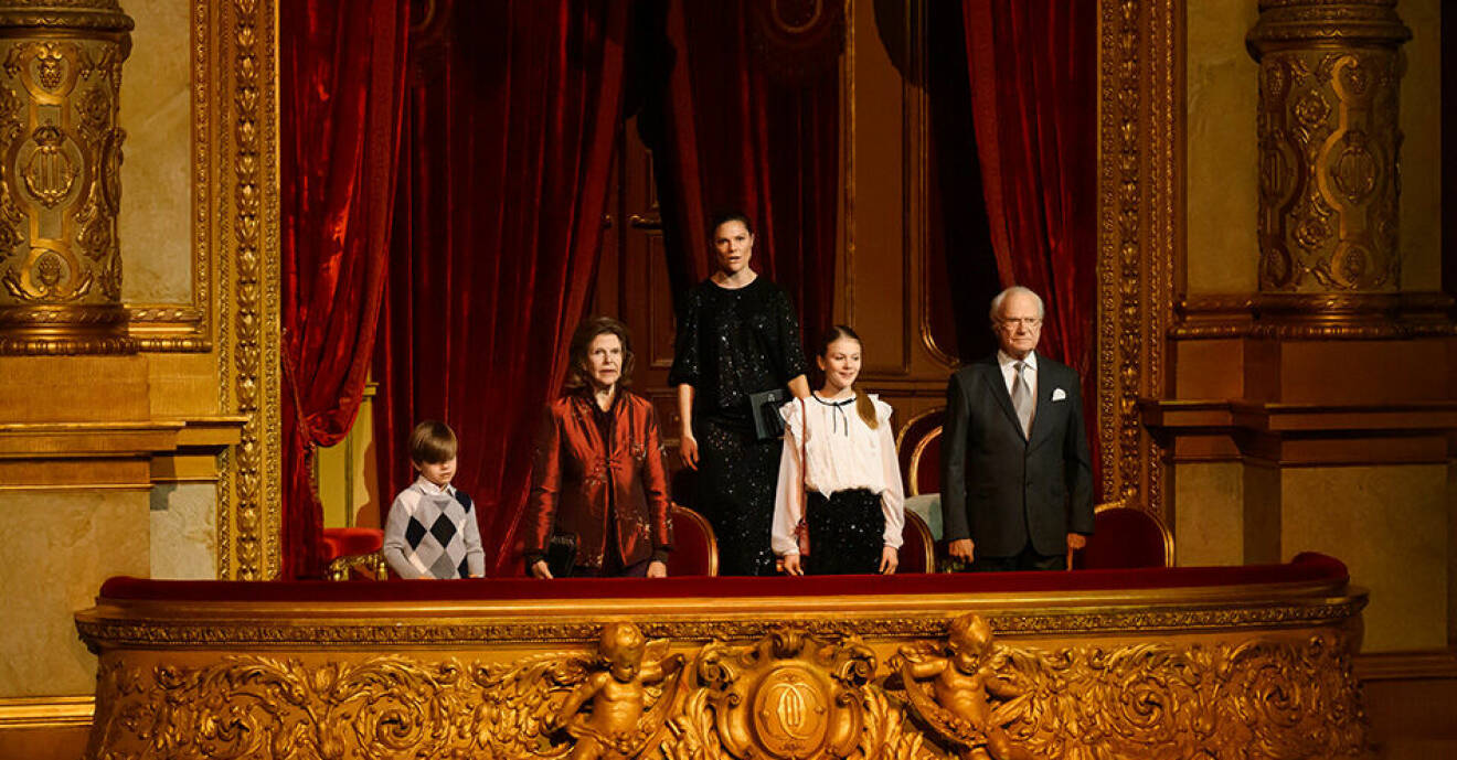 Prins Oscar, drottning Silvia, kronprinsessan Victoria, prinsessan Estelle och kungen på Operan