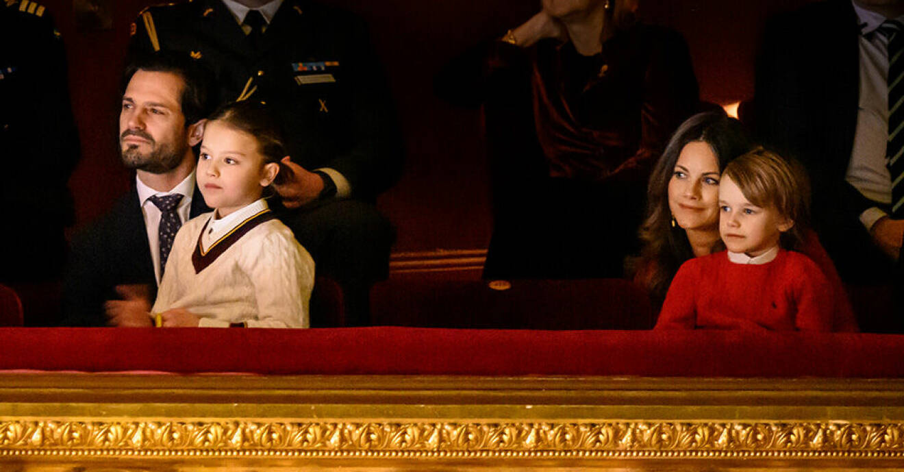 Prins Carl Philip med prins Alexander i famnen och prinsessan Sofia med prins Julian i famnen
