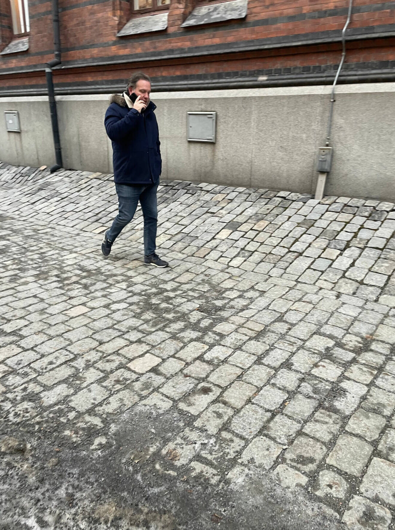 Chris O'Neill promenerar på Östermalm och pratar i telefon