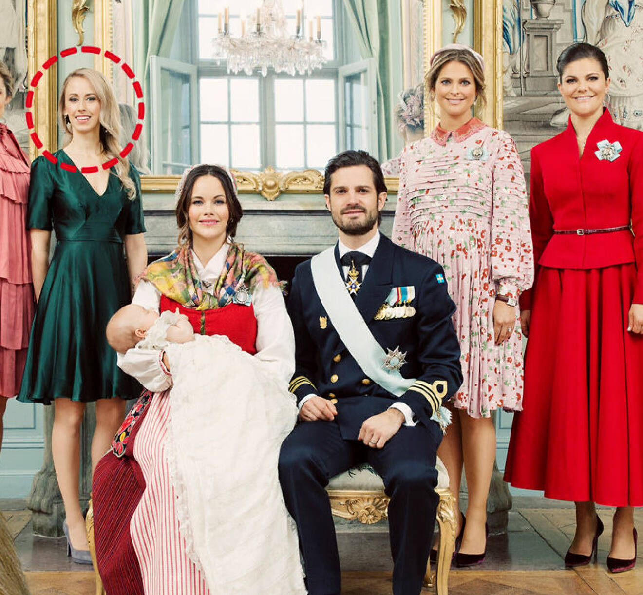 Sara Hellqvist med prinsessan Sofia, prins Carl Philip, prinsessan Madeleine och kronprinsessan Victoria på sin gudson prins Gabriels dop