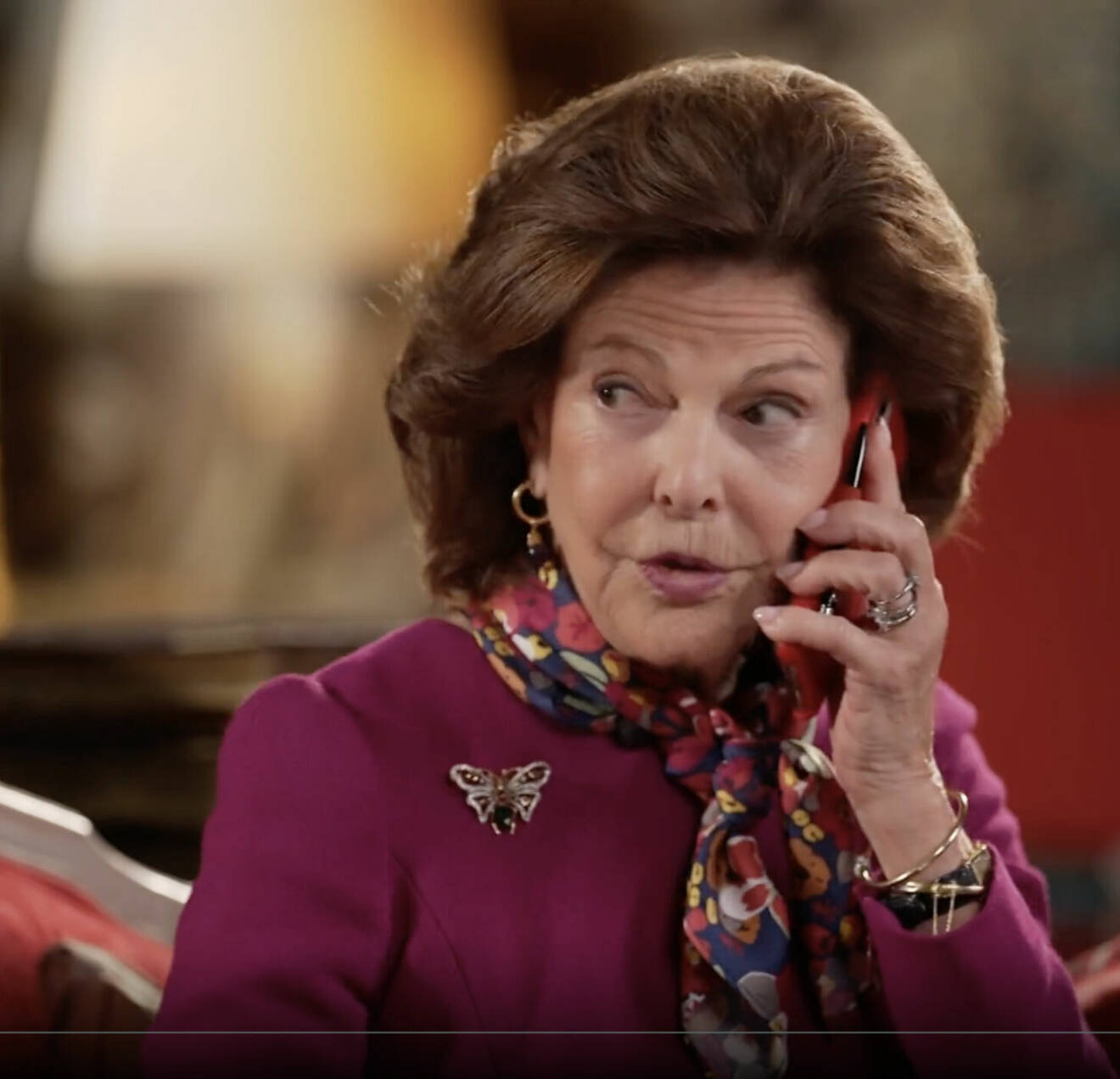 Drottning Silvia tar ett mobilsamtal under SVT:s intervju