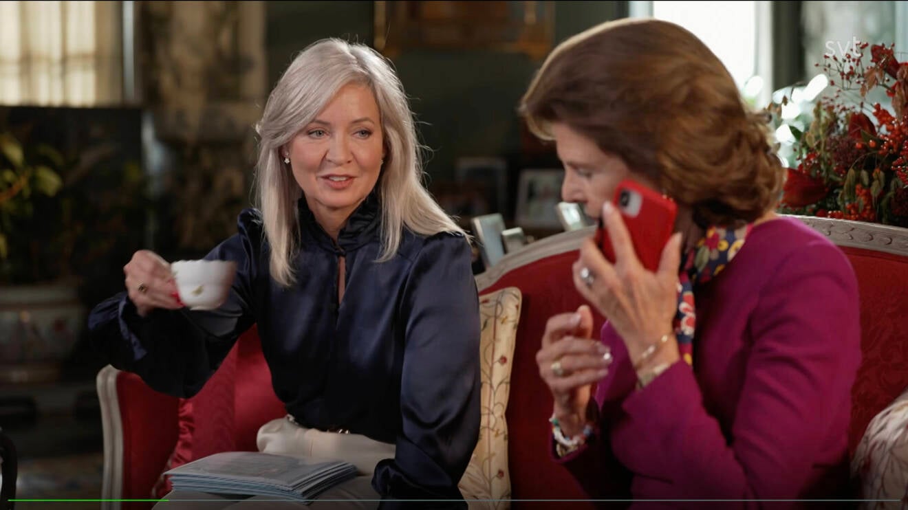 Drottning Silvia svarar i mobilen under SVT:s intervju