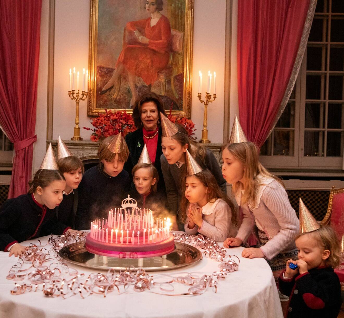 Drottning Silvia med alla sina barnbarn – firandet på slottet