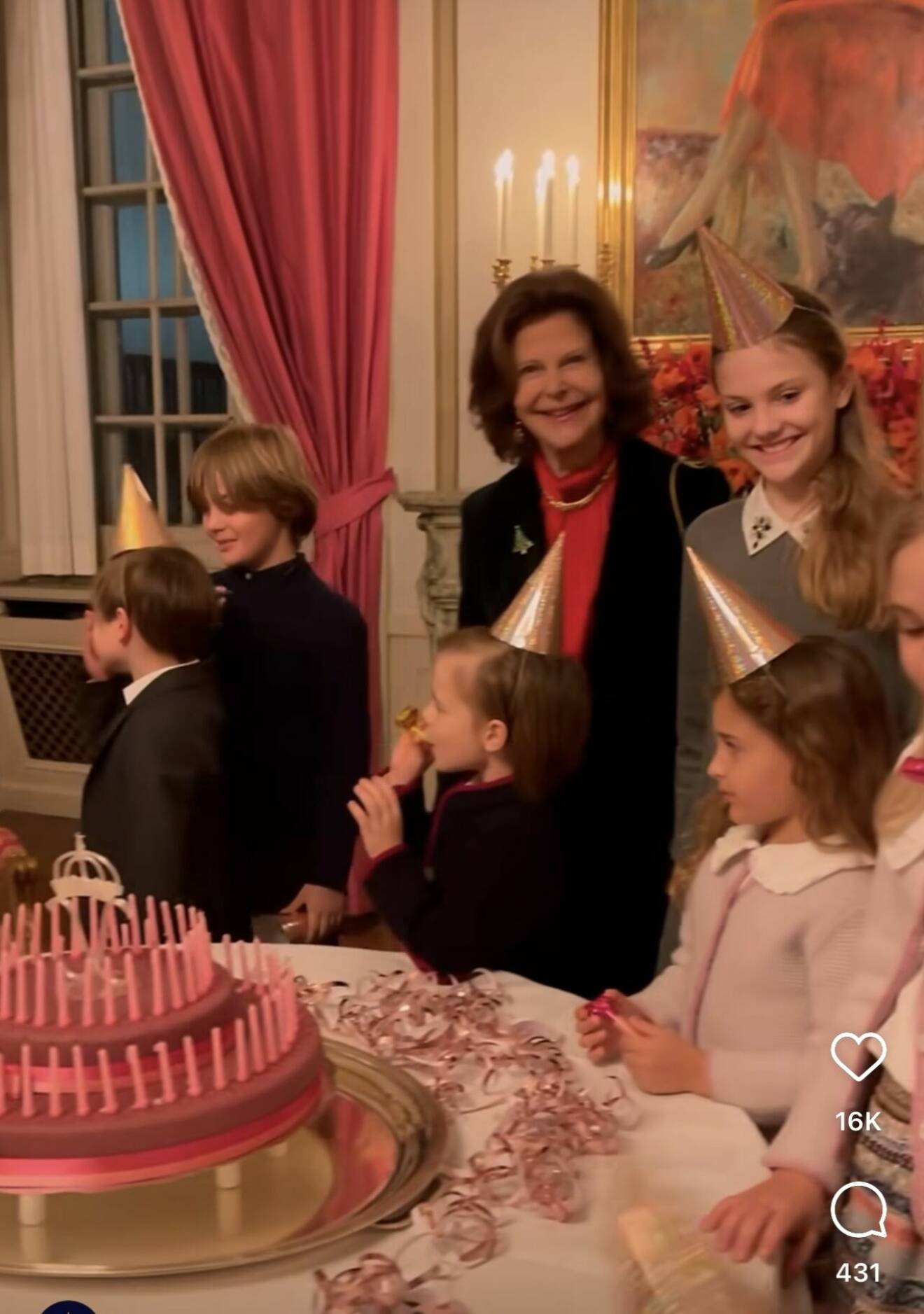 Drottning Silvia på barnbarnens 80-årskalas för mormor och farmor