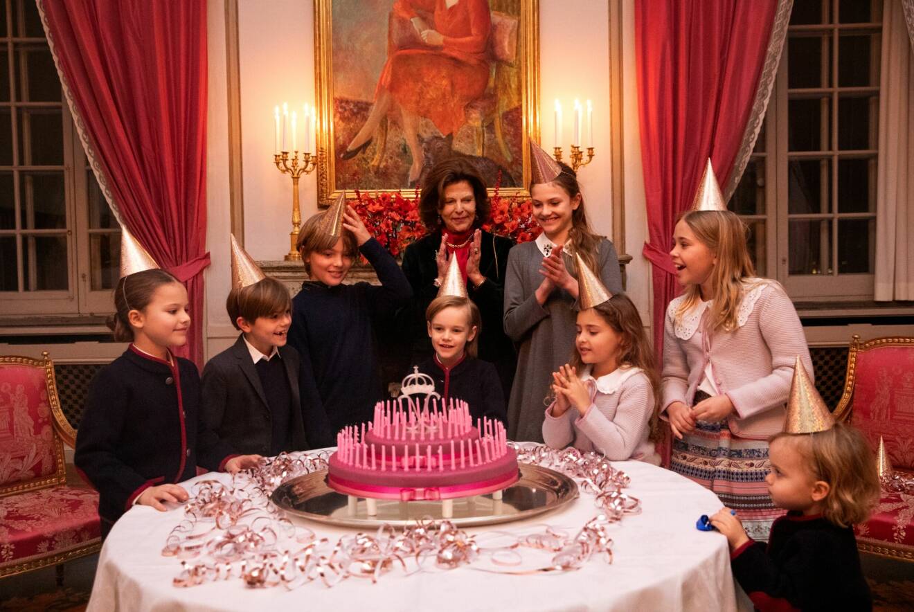 Drottning Silvia och alla barnbarn har tårtkalas på slottet