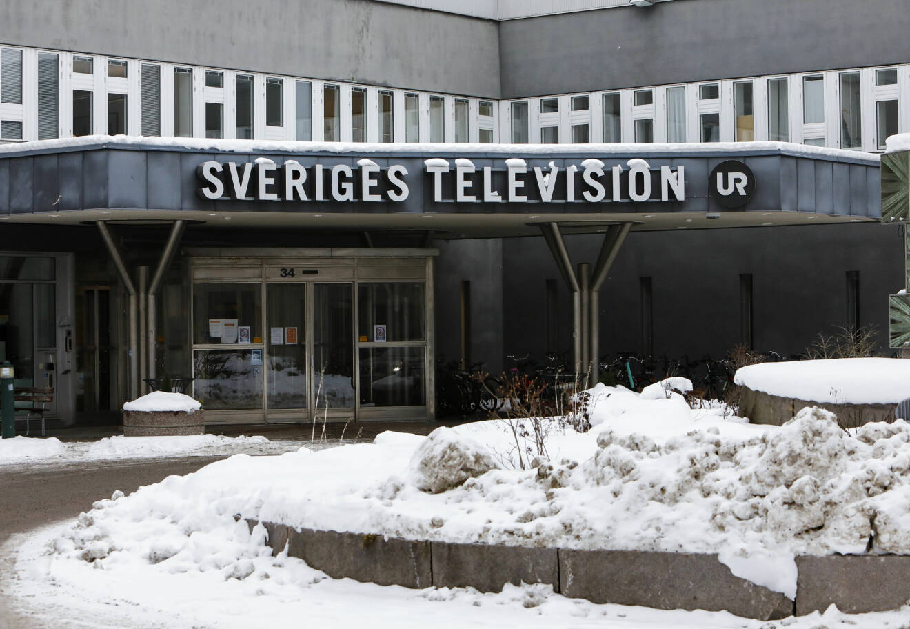 Sveriges Television, SVT, SVT-Huset, exteriört. Vinter, entré, Oxenstiernsgatan, skylt, logga. Stockholm, 2021