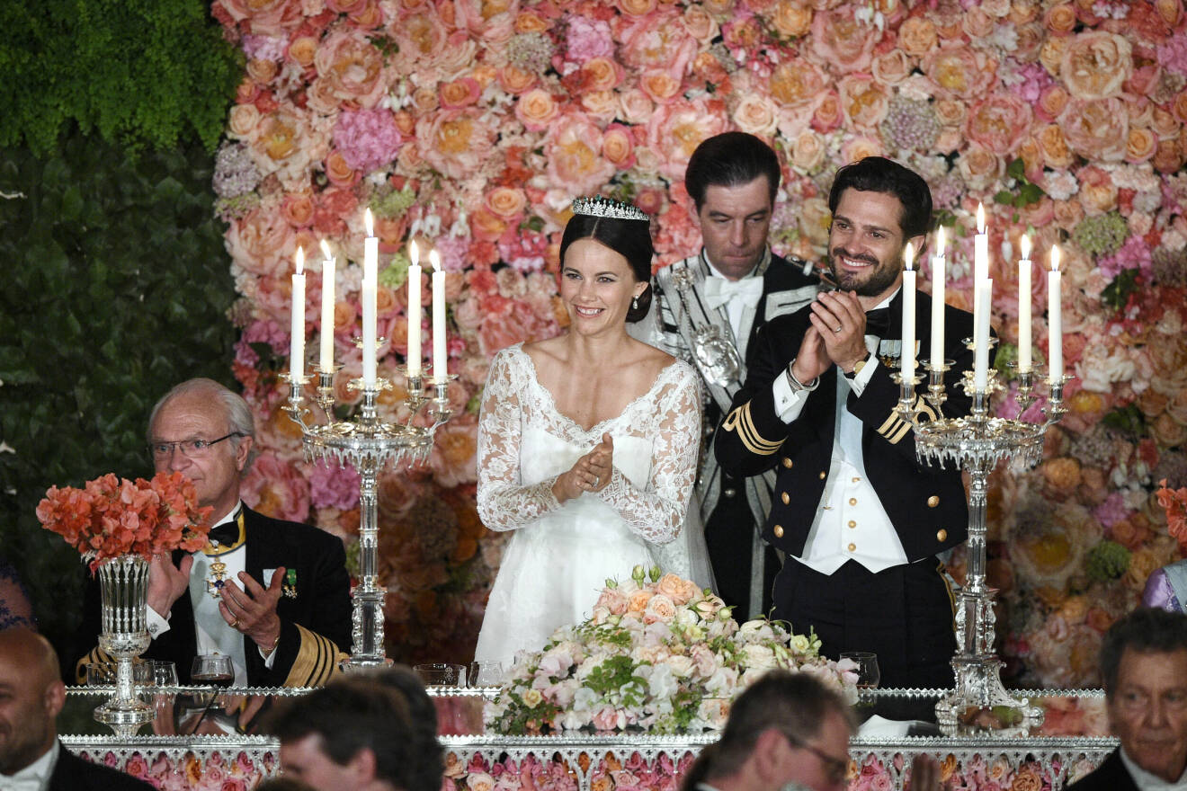 Brudparet prins Carl Philip och prinsessan Sofia applåderar efter att Molly Sandén och Danny Saucedo framförts prinsessan Sofias sång till prins Carl Philip under bröllopsmiddagen i Vita Havet på Kungliga slottet.