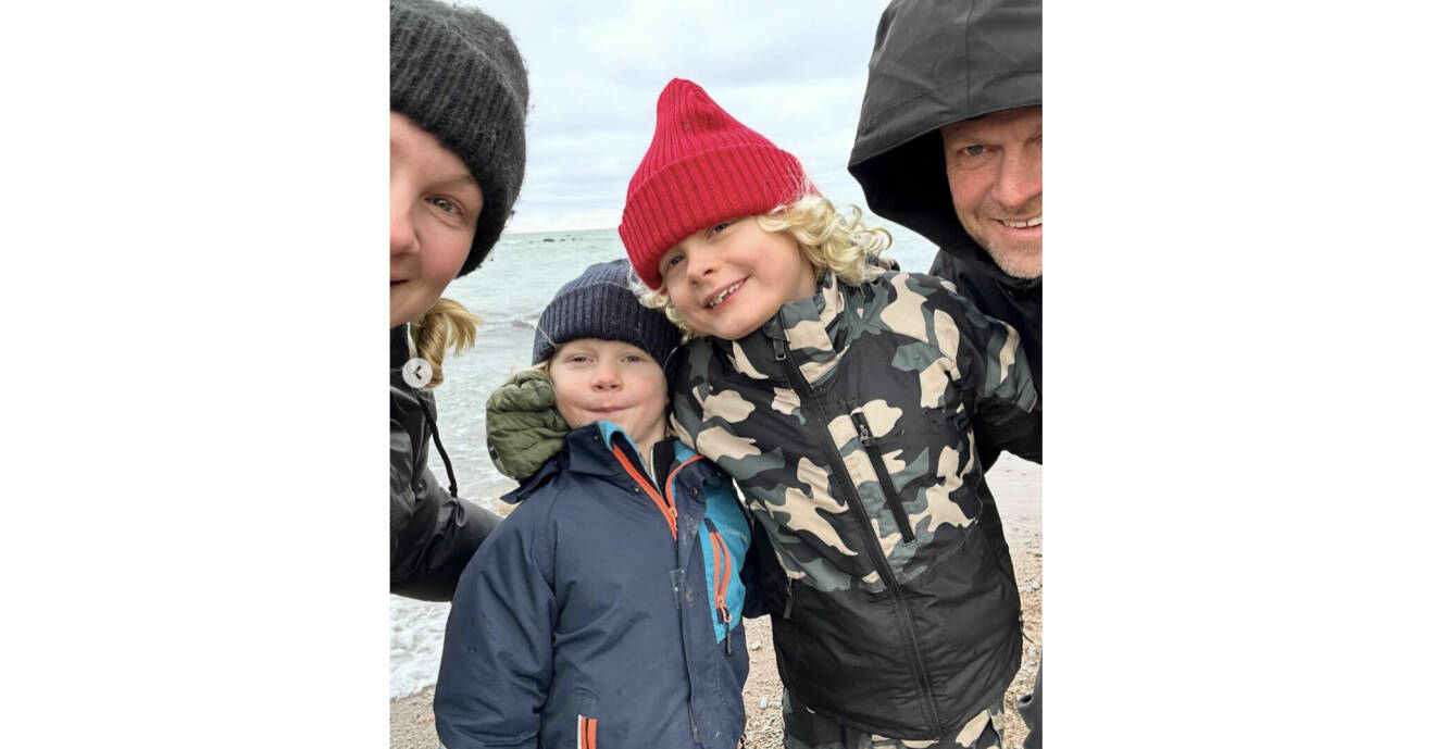 Anna Brolin och ex-maken Jesper Rodhborn håller varsin arm kring sina söner och ler mot kameran