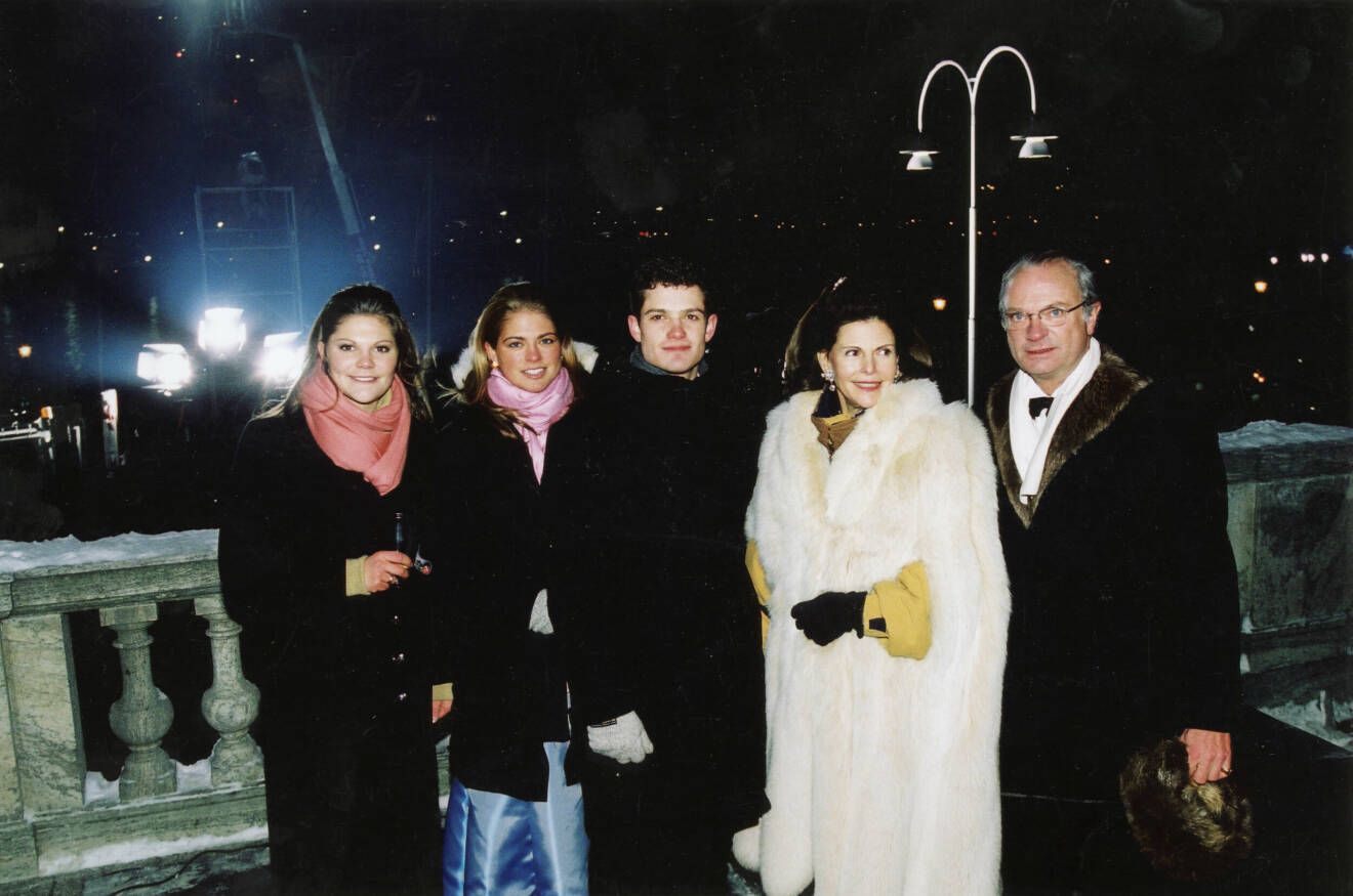 Kronprinsessan Victoria, prinsessan Madeleine, prins Carl Philip, drottning Silvia, kung Carl XVI Gustaf Nyårsfest, Kungliga slottet, millennieskiftet, 1999