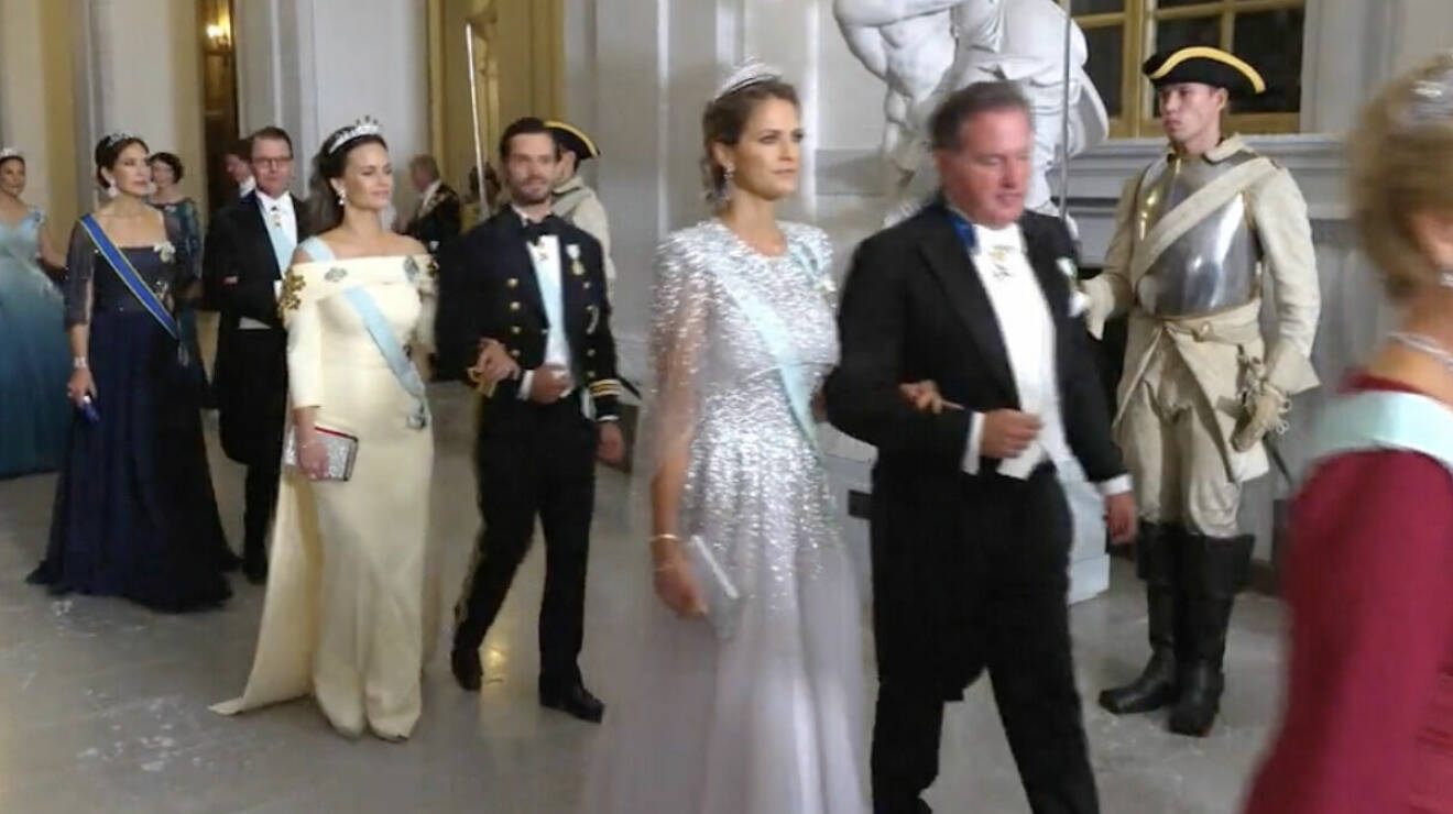 Prinsessan Madeleine och Chris O'Neill anländer till jubileumsbankett i Rikssalen på slottet
