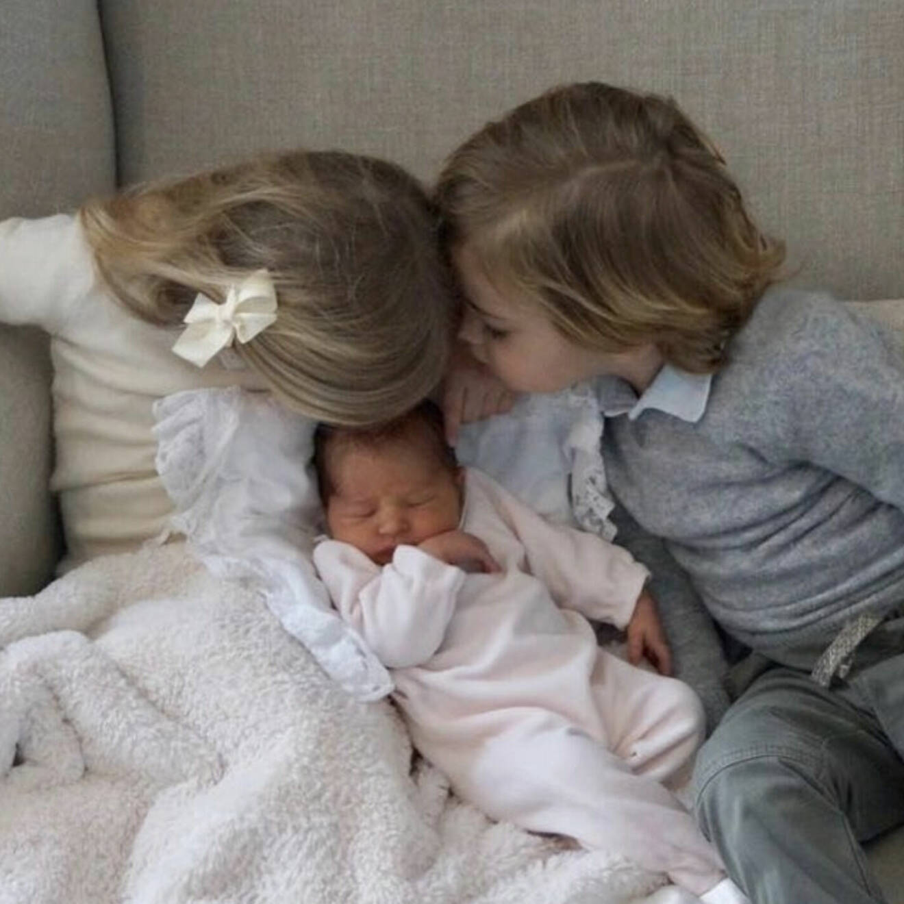 Prinsessan Leonore och prins Nicolas hälsar på sin nyfödda lillasyster prinsessan Adrienne