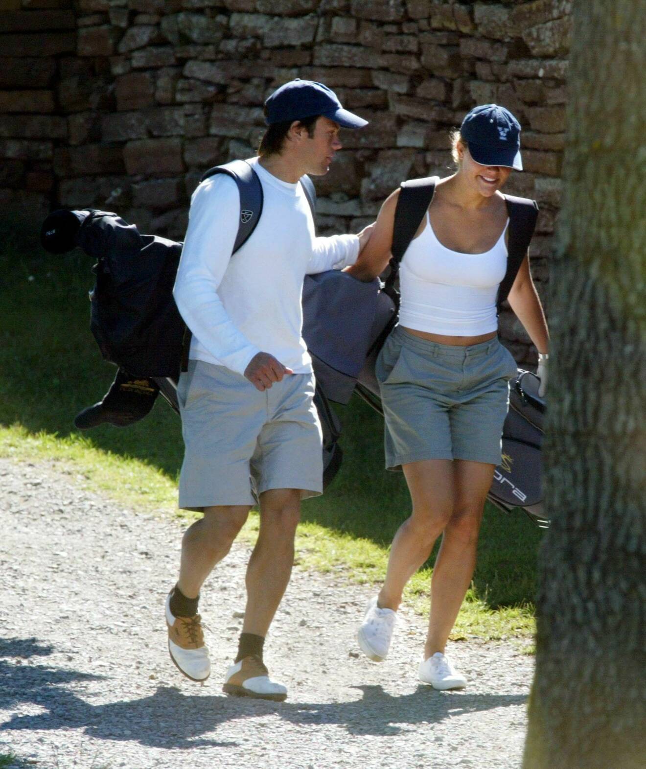 Dåvarande Daniel Westling och kronprinsessan Victoria påväg att spela golf 2002