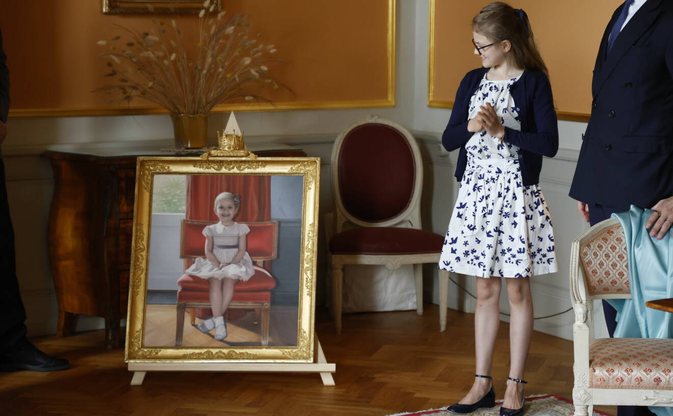 Prinsessan Estelle avtäcker sitt porträtt på Linköpings slott